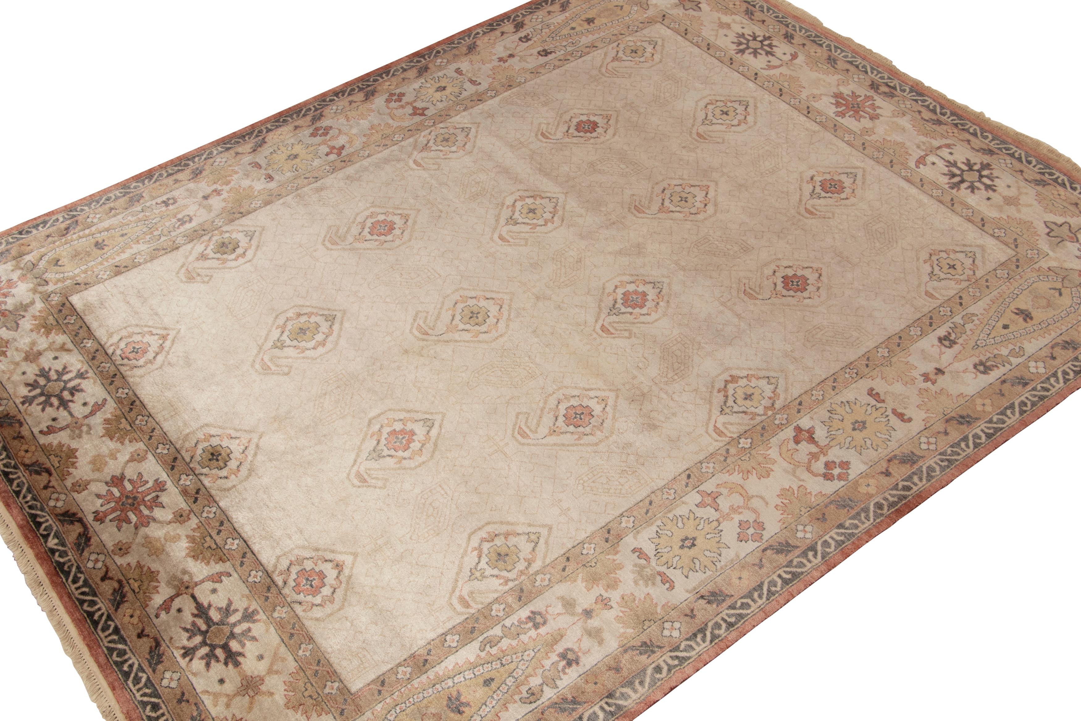 Rug & Kilim's Classic-Teppich in Off-White mit beige-braunen Blumenmustern  (Indisch) im Angebot