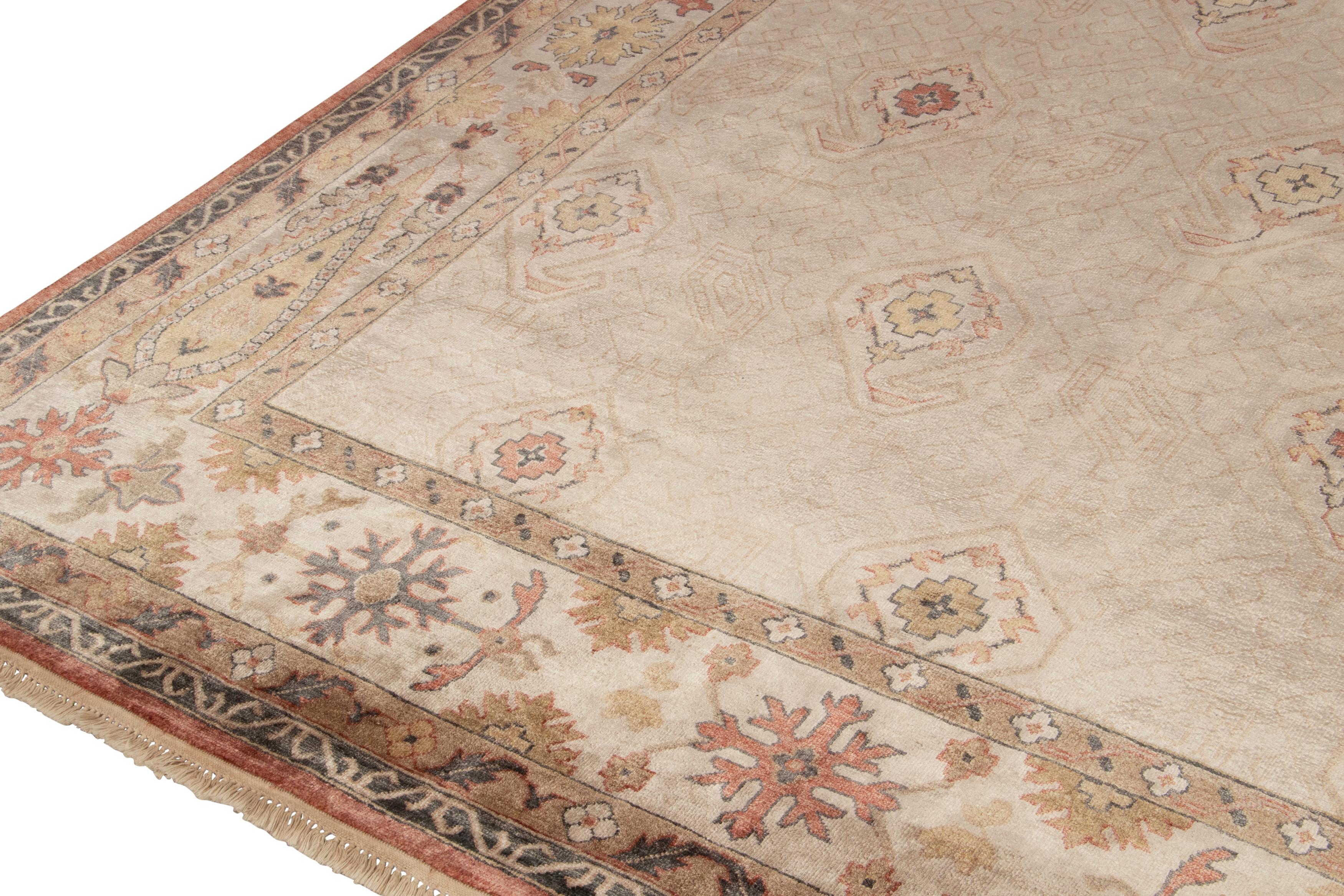 Rug & Kilim's Classic-Teppich in Off-White mit beige-braunen Blumenmustern  (Handgeknüpft) im Angebot