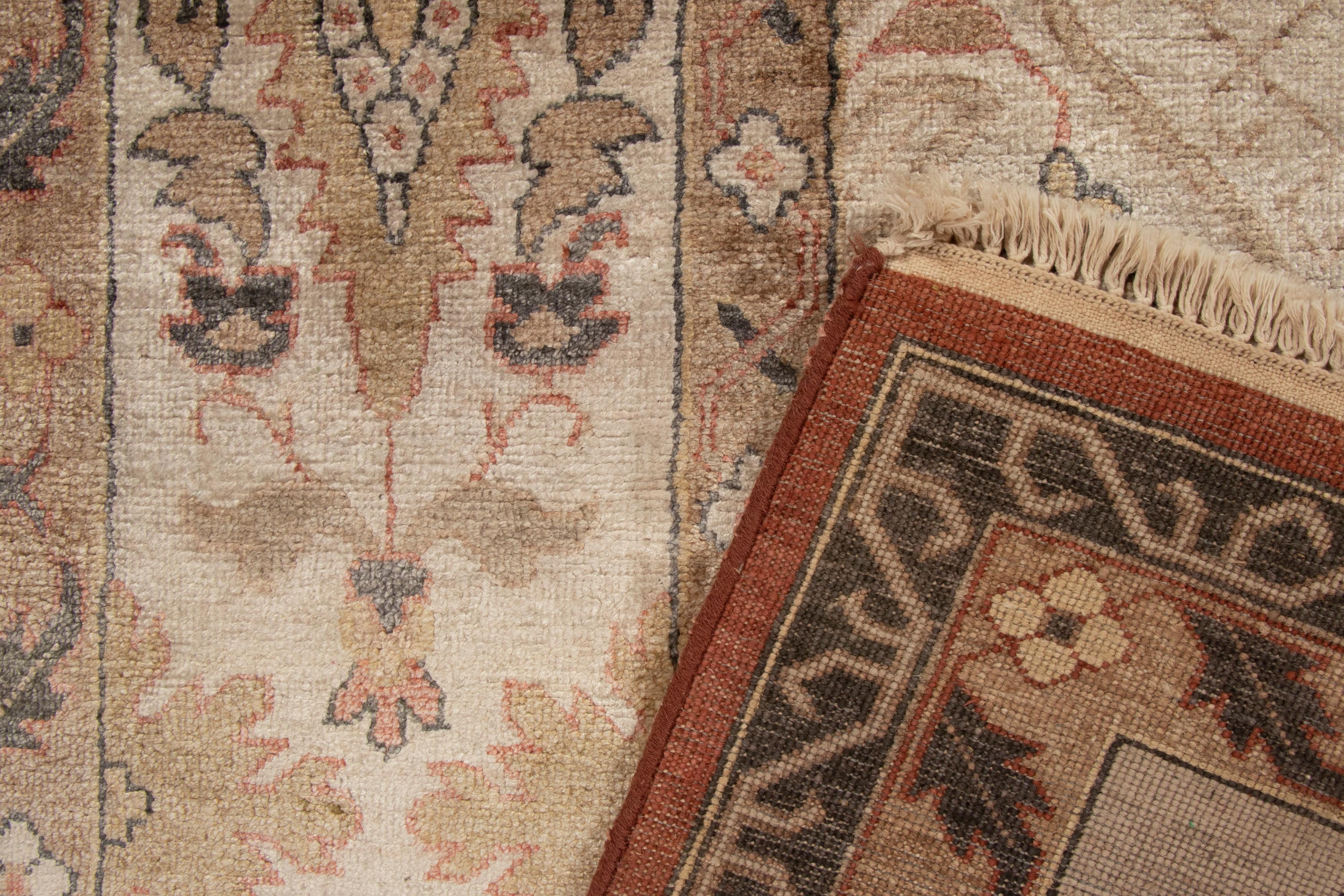 Rug & Kilim's Classic-Teppich in Off-White mit beige-braunen Blumenmustern  (21. Jahrhundert und zeitgenössisch) im Angebot