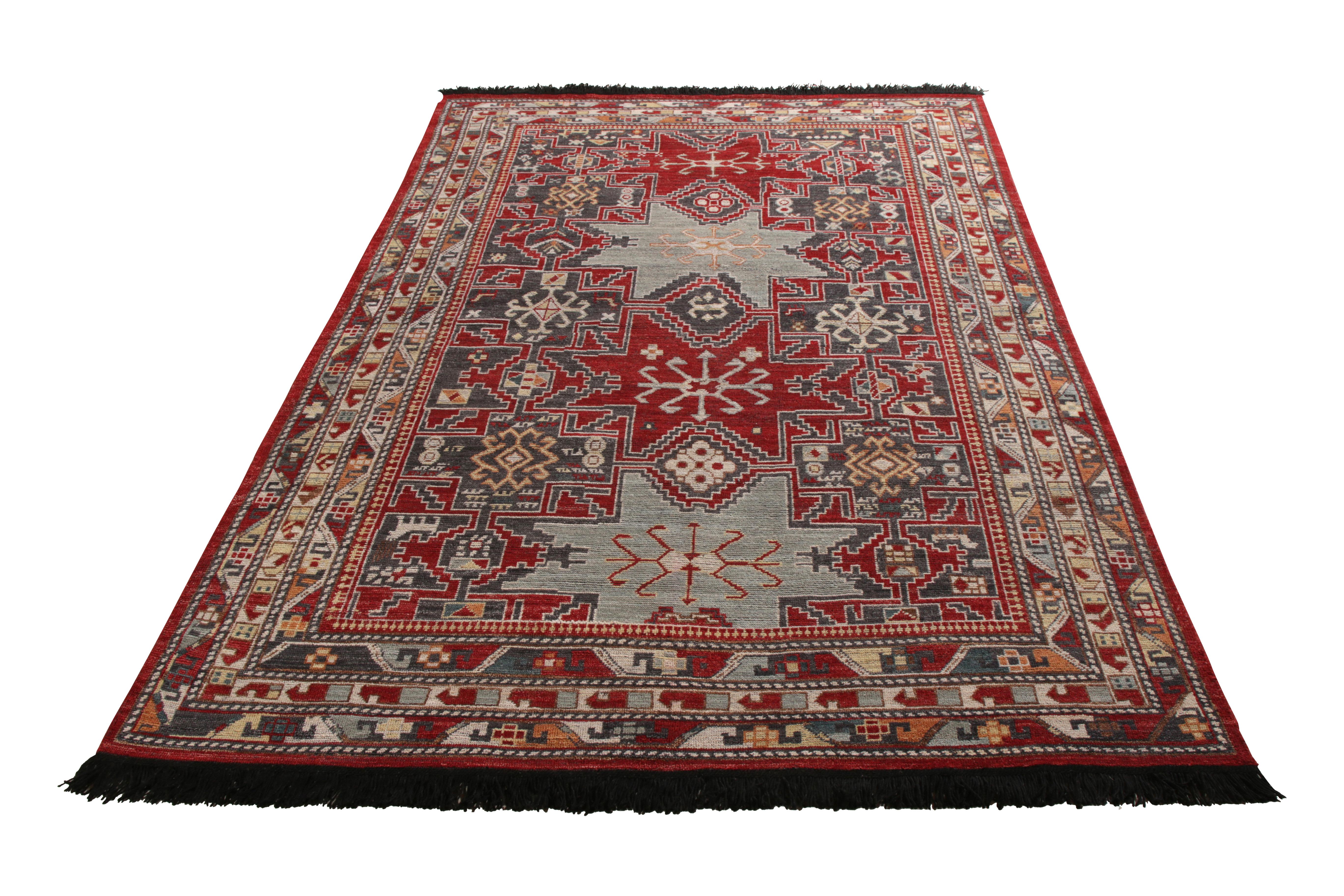 Eine 6x9 große Ode an klassische Stammes-Teppiche in Rot und Blau aus der Burano Collection'S von Rug & Kilim. Der handgeknüpfte Teppich aus besonders weicher Ghazni-Wolle ist ein Beispiel dafür, wie diese Kollektion ikonische Epochen der