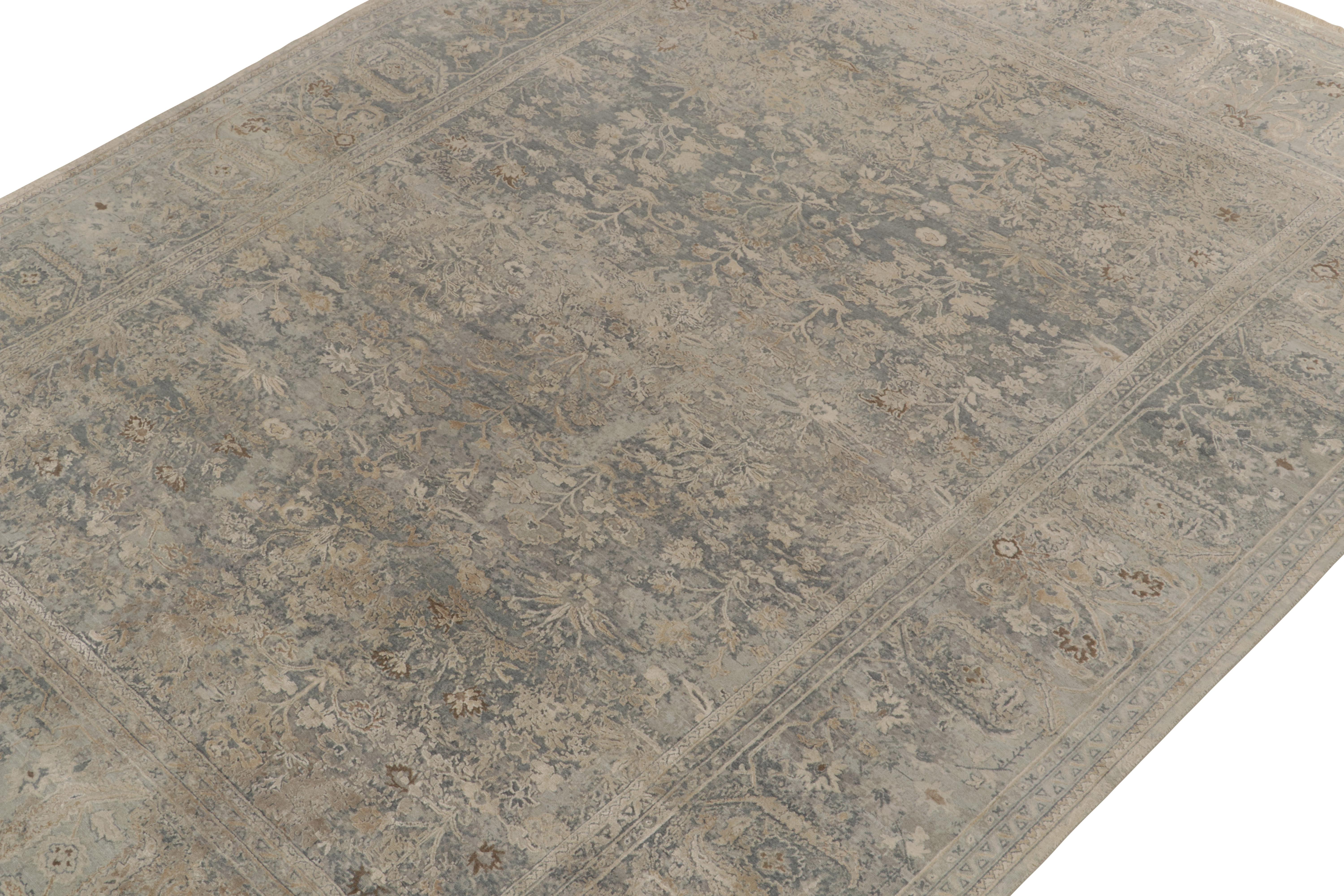 Alfombra de estilo clásico Rug & Kilim de color gris plateado, azul y beige con motivos florales Anudado a mano en venta