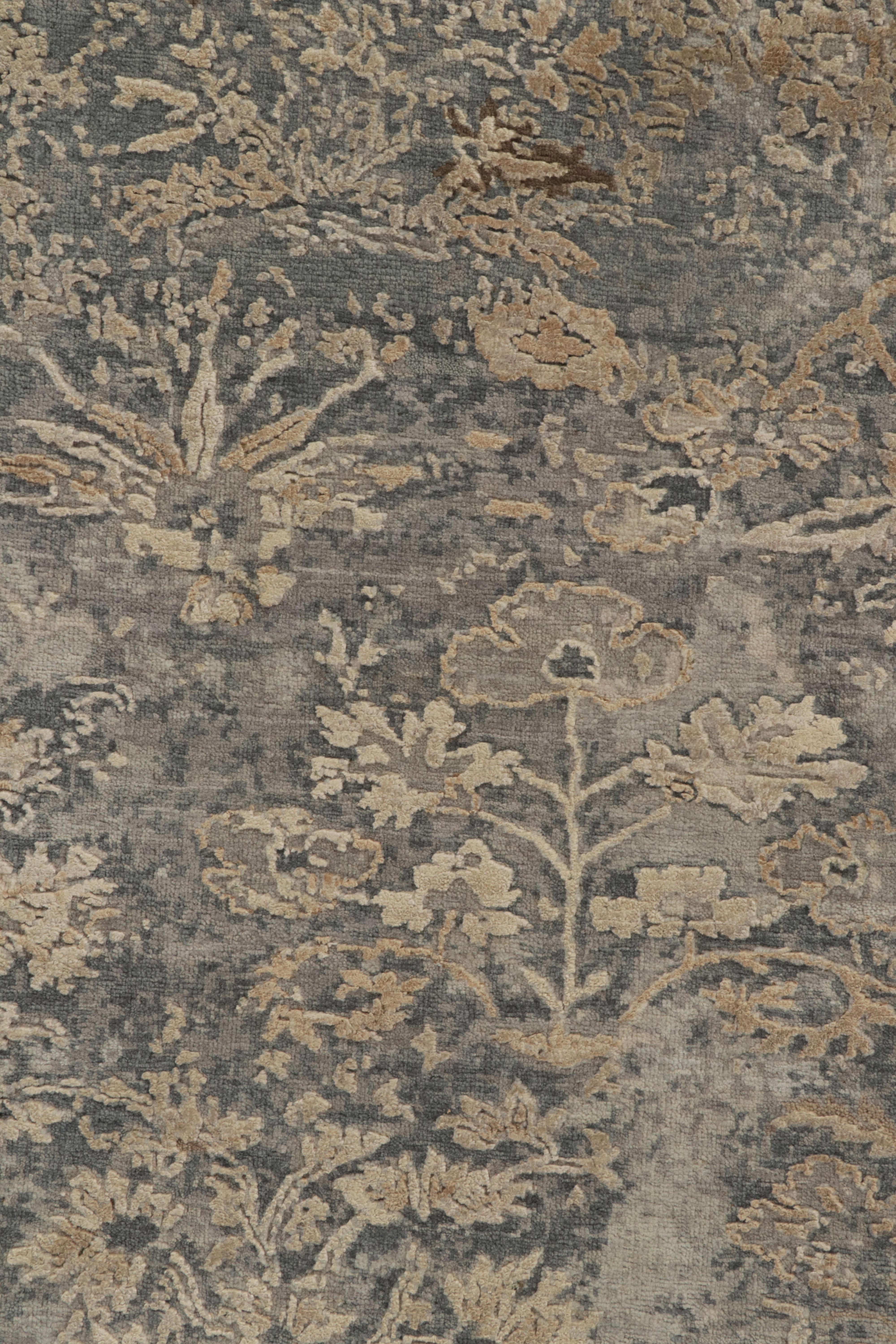 Alfombra de estilo clásico Rug & Kilim de color gris plateado, azul y beige con motivos florales Siglo XXI y contemporáneo en venta