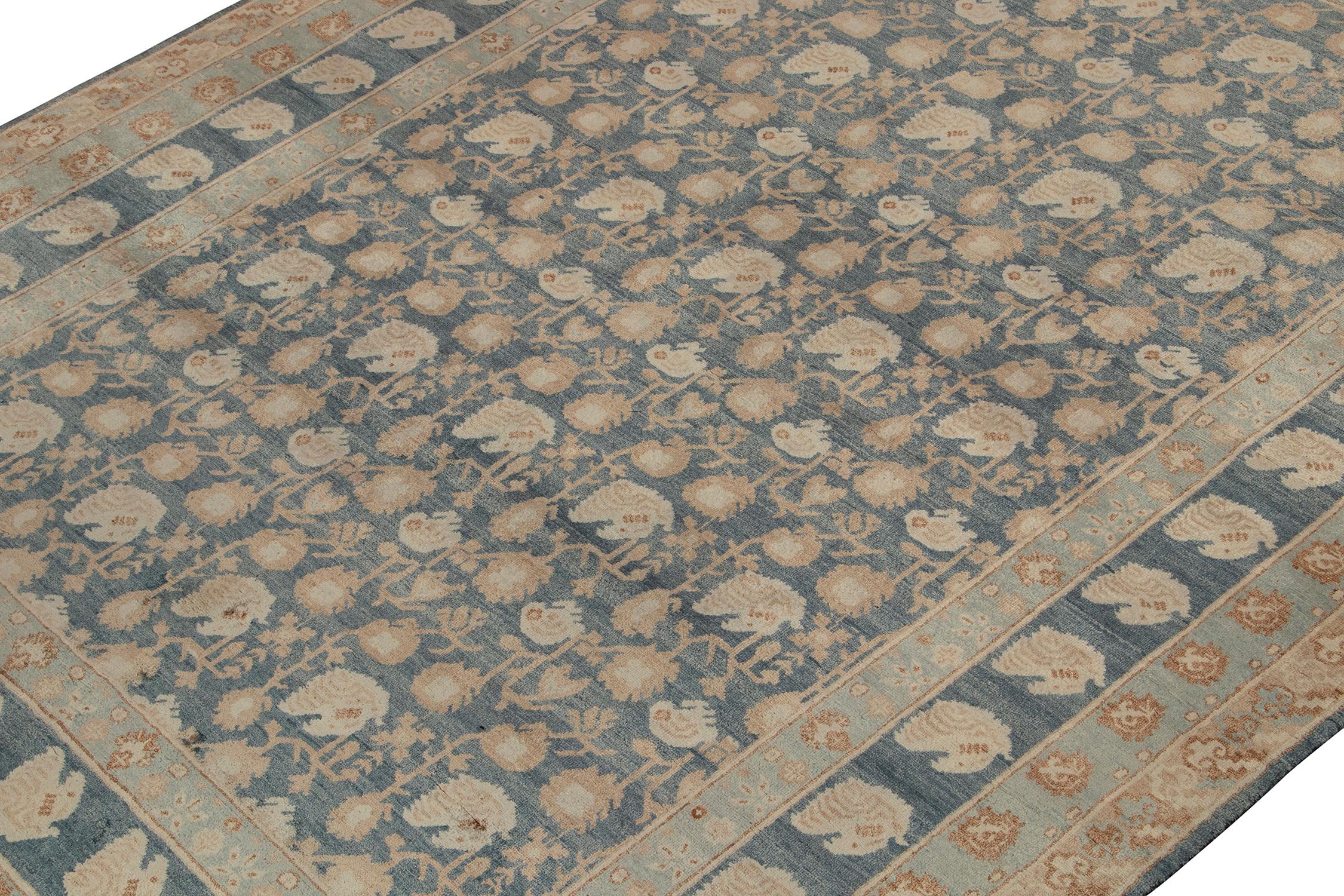 Annodato a mano Tappeto in stile classico Rug & Kilim con motivo floreale blu e beige-marrone in vendita