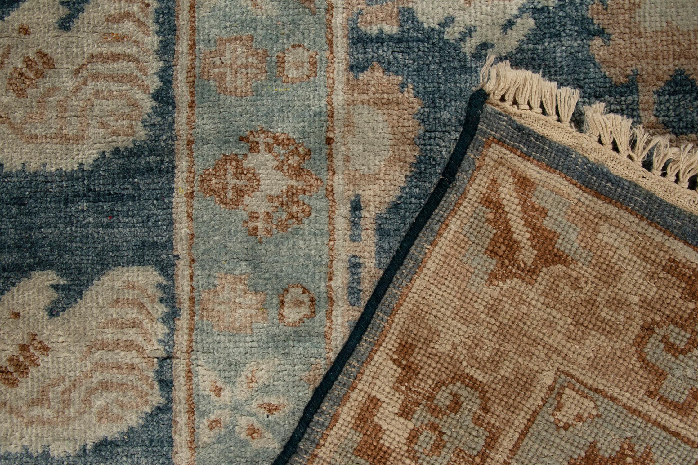 Lana Tappeto in stile classico Rug & Kilim con motivo floreale blu e beige-marrone in vendita