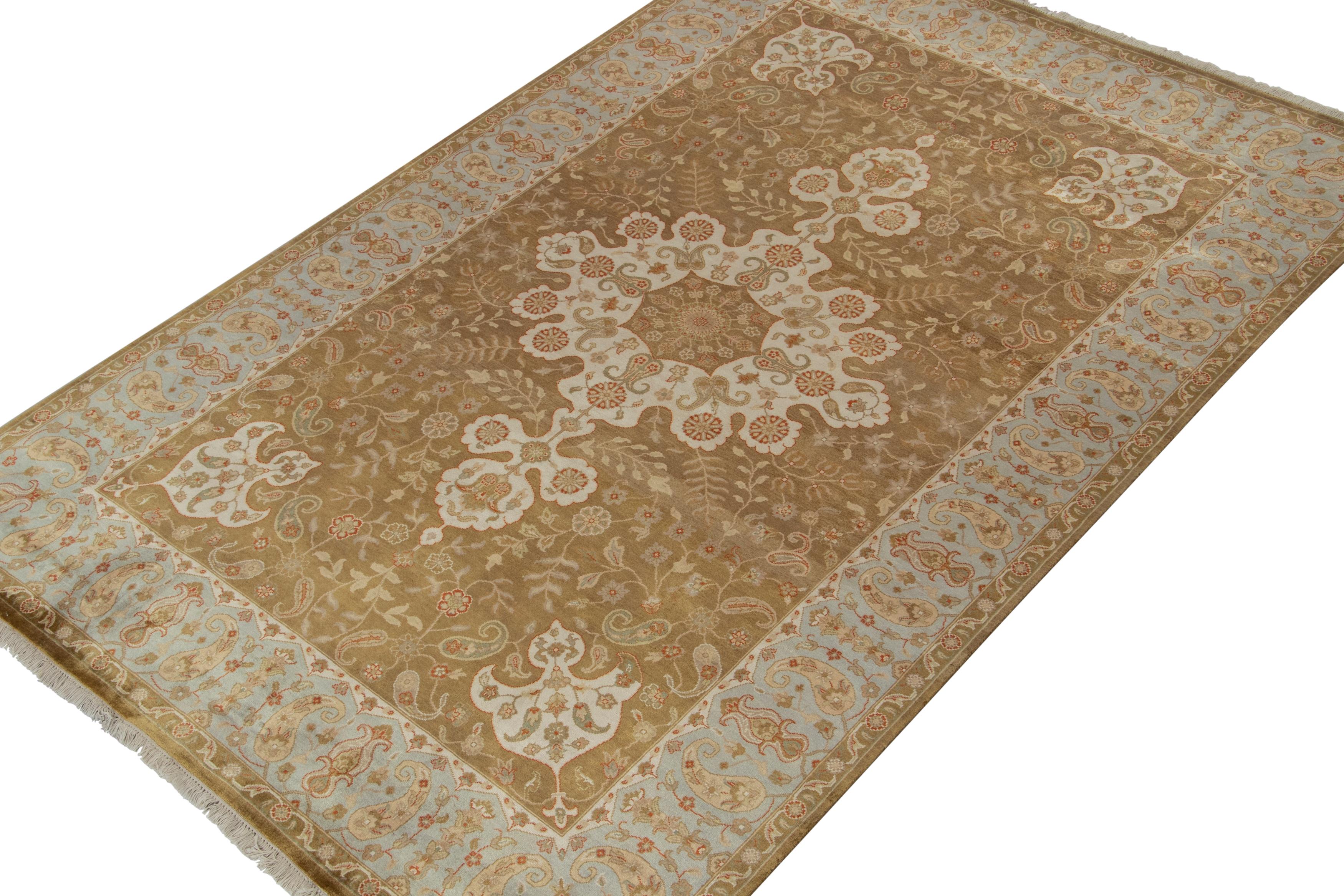 Un tappeto 6x9 ispirato a una rivisitazione europea dei tappeti orientali, della collezione Modern Classics di Rug & Kilim. Annodato a mano in lana e seta, gioca con eccezionali toni di marrone, bianco sporco e blu in graziosi motivi floreali