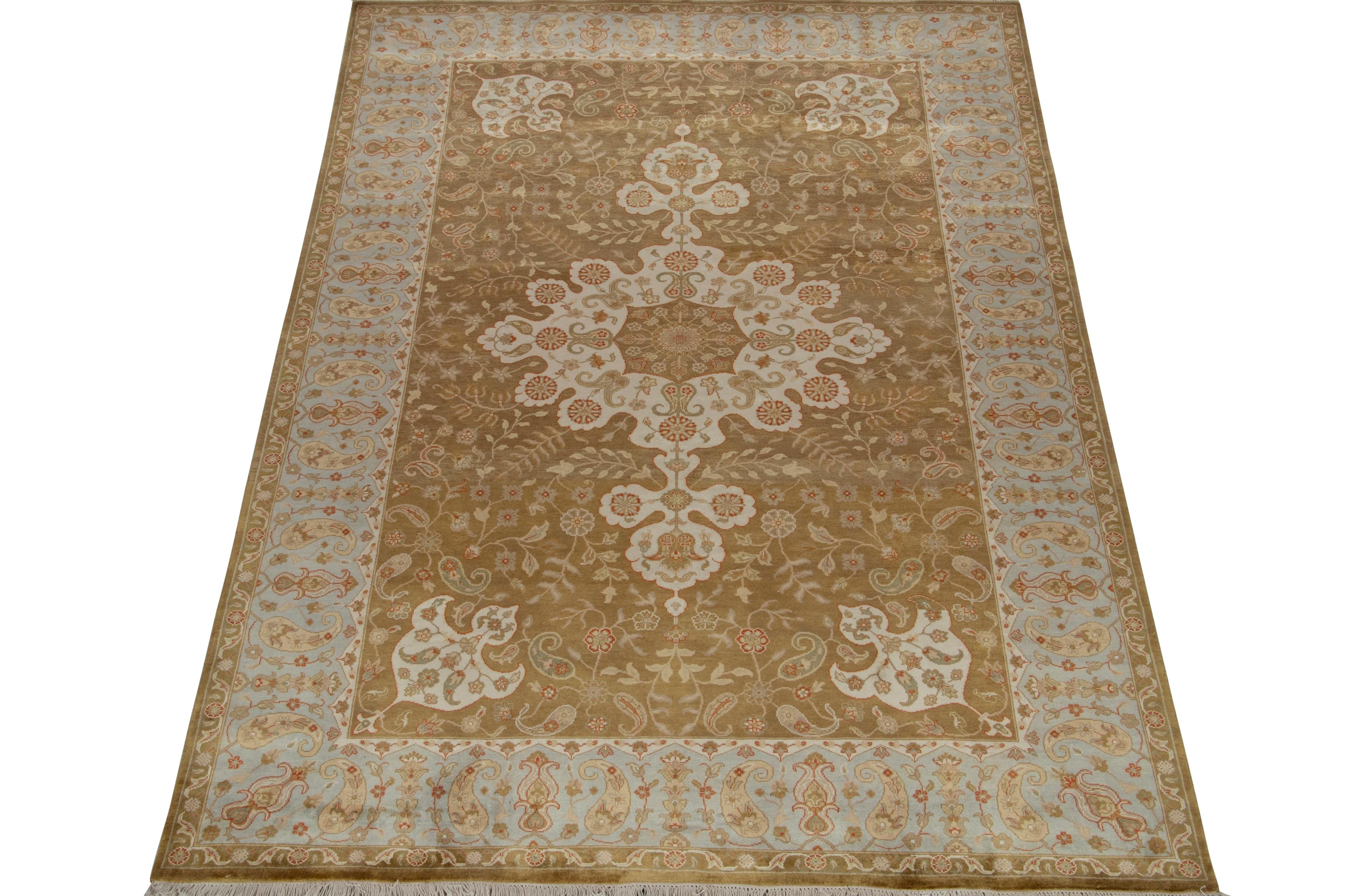 Moderno Tappeto Rug & Kilim in stile classico con medaglioni floreali marroni e bianchi. in vendita