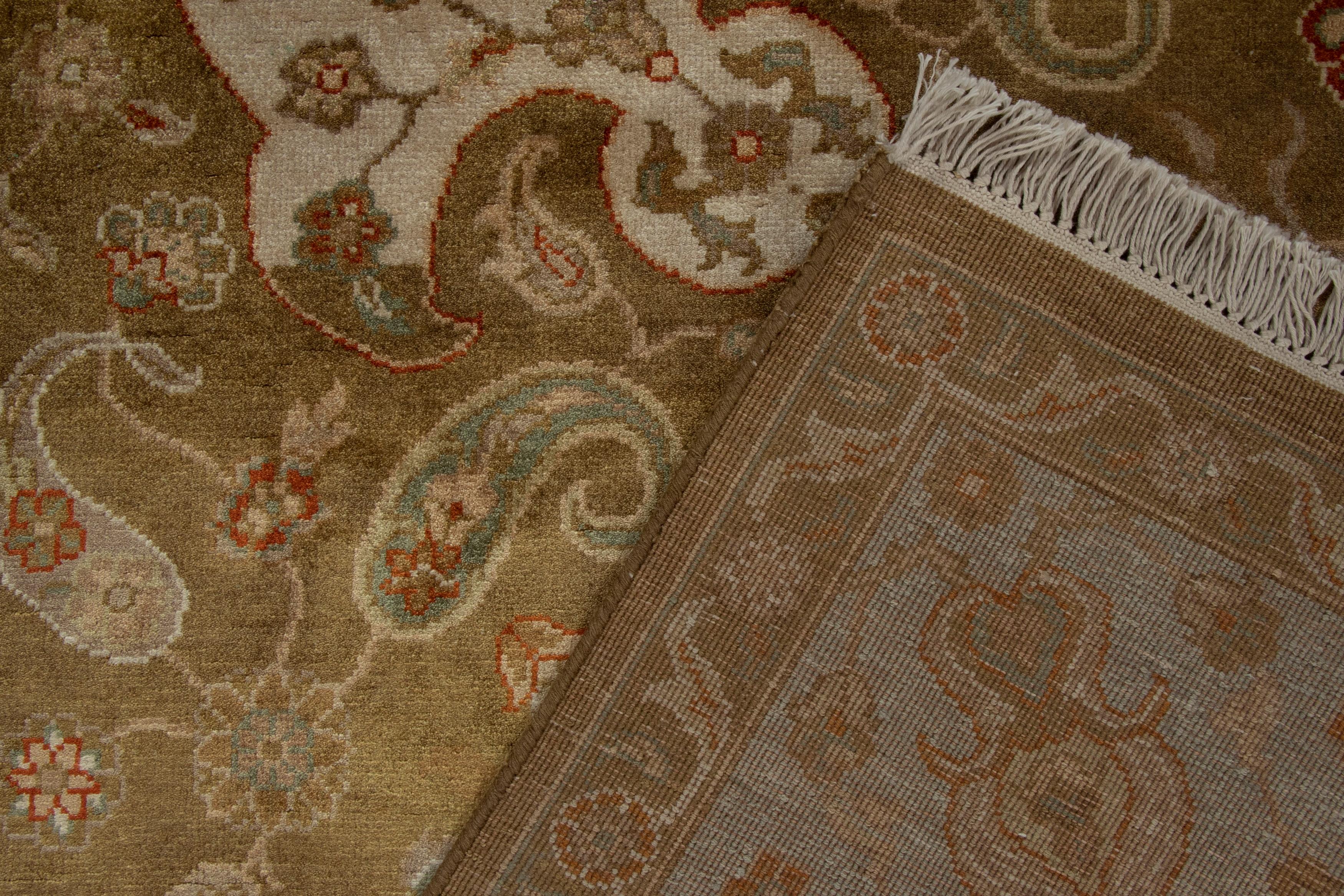 Alfombra de estilo clásico de Rug & Kilim con medallón marrón y blanco roto de estilo floral Siglo XXI y contemporáneo en venta