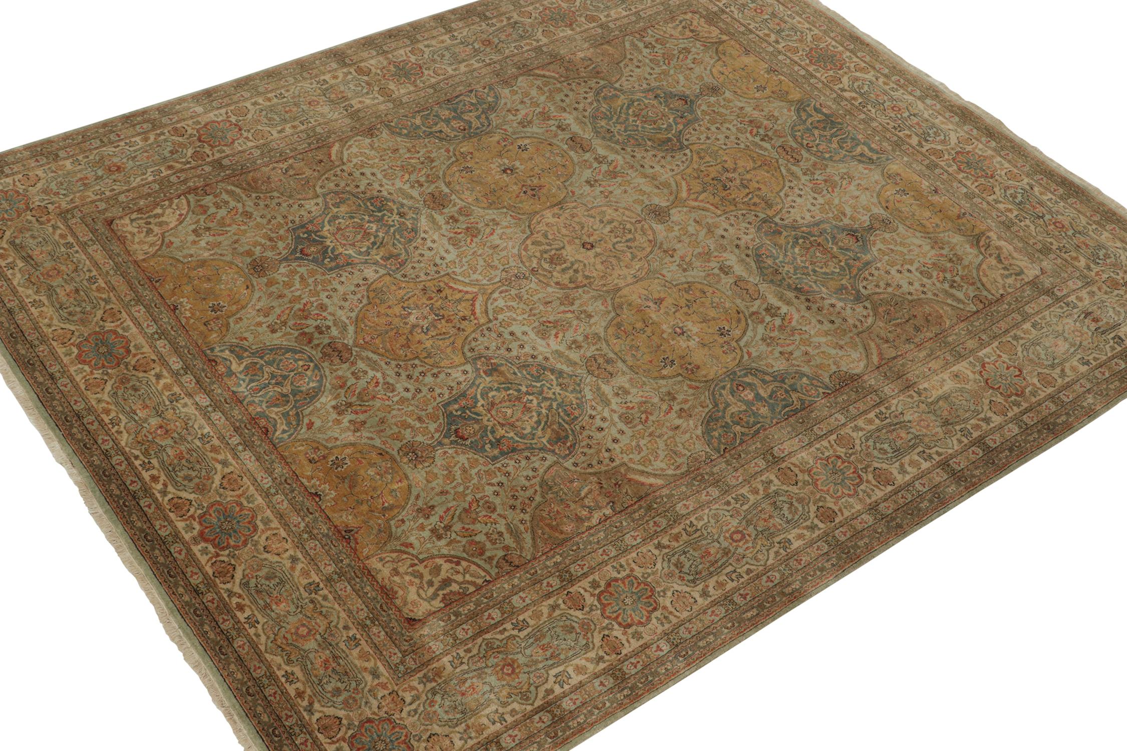 Indiano Rug & Kilim è un tappeto in stile classico con motivi floreali in oro, beige e verde. in vendita
