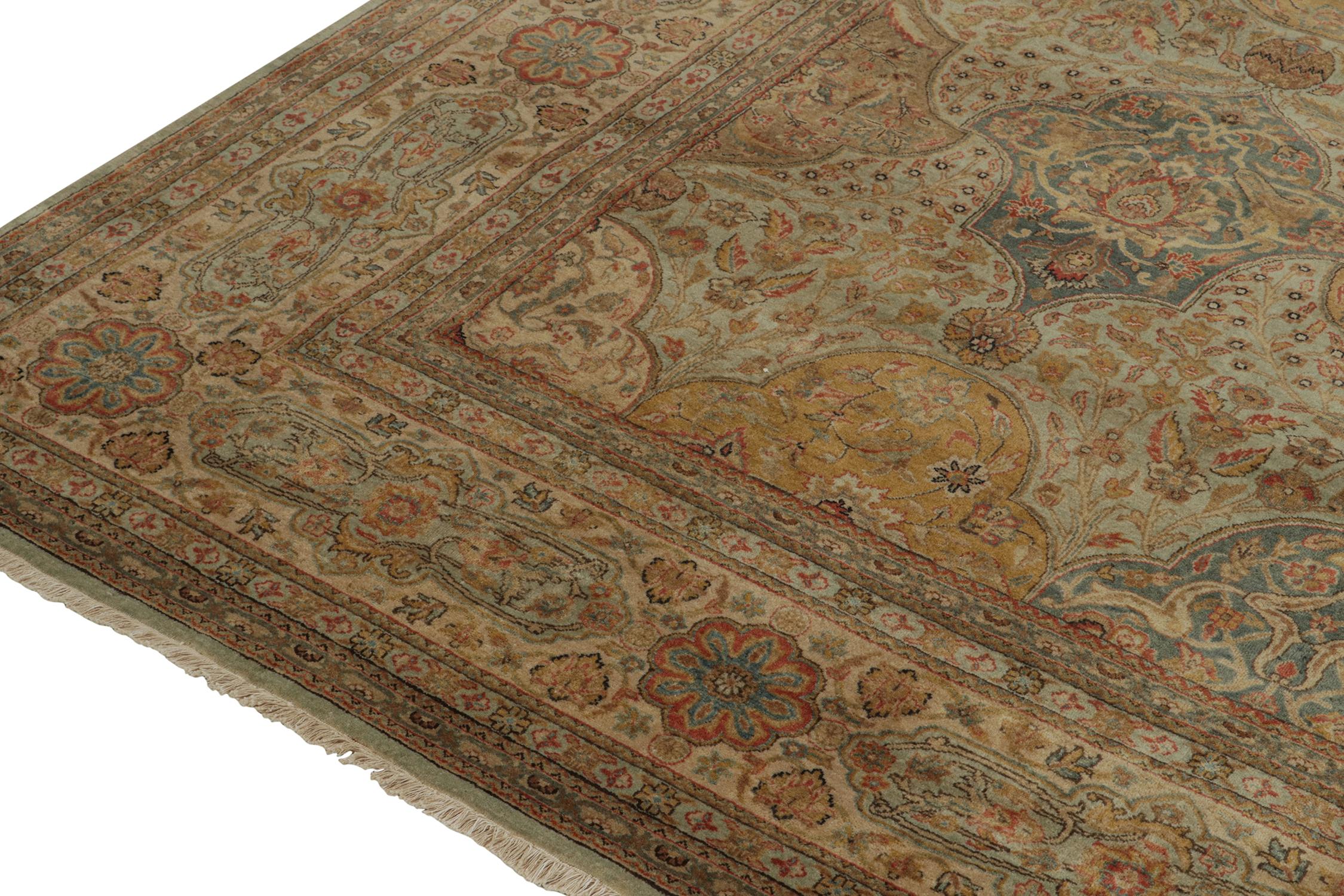 Rug & Kilim è un tappeto in stile classico con motivi floreali in oro, beige e verde. In condizioni Nuovo in vendita a Long Island City, NY