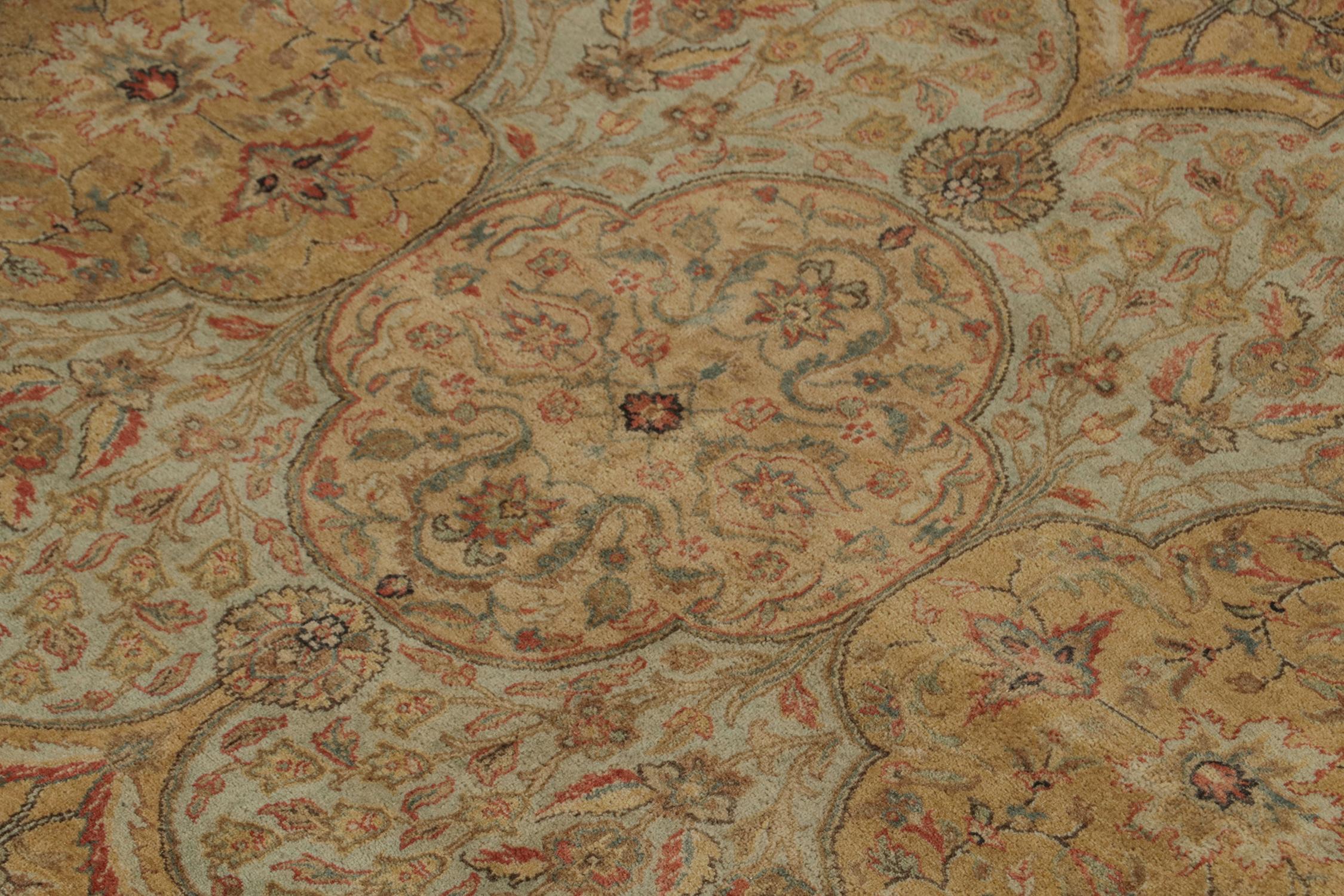 XXI secolo e contemporaneo Rug & Kilim è un tappeto in stile classico con motivi floreali in oro, beige e verde. in vendita
