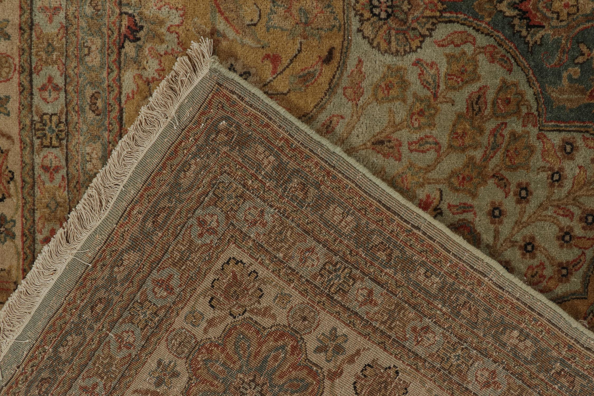 Rug & Kilim è un tappeto in stile classico con motivi floreali in oro, beige e verde. in vendita 1