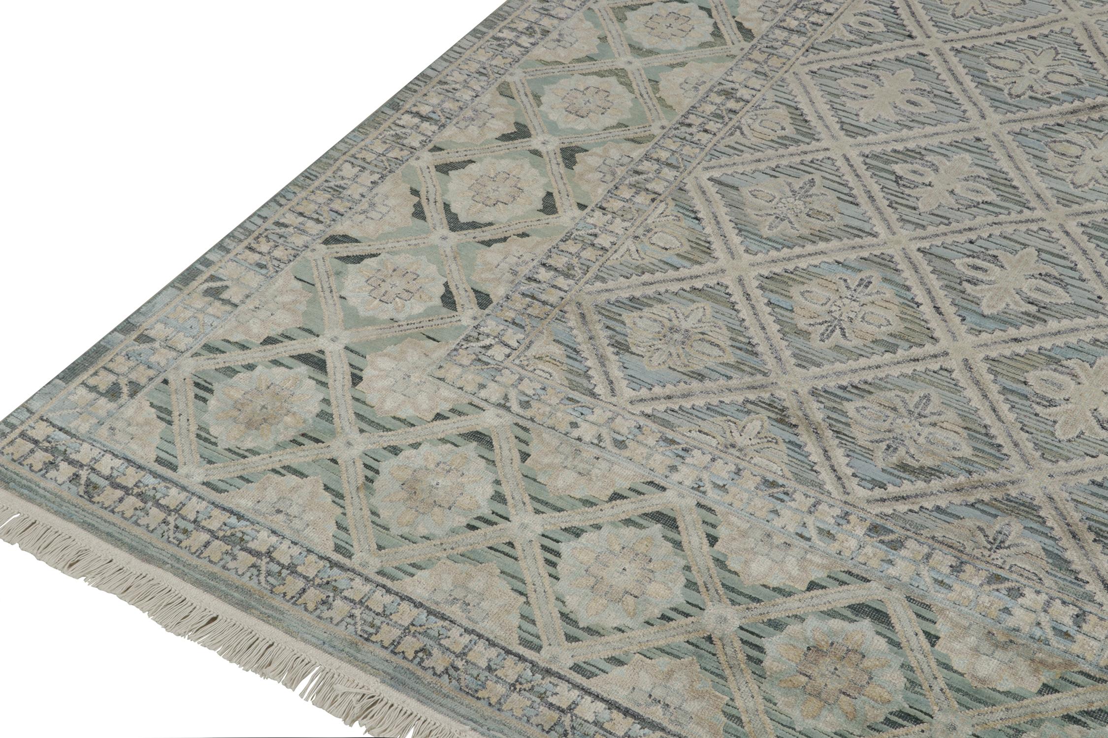 Rug & Kilim's Classic Style Teppich mit grauen und blauen Blumenmustern im Zustand „Neu“ im Angebot in Long Island City, NY