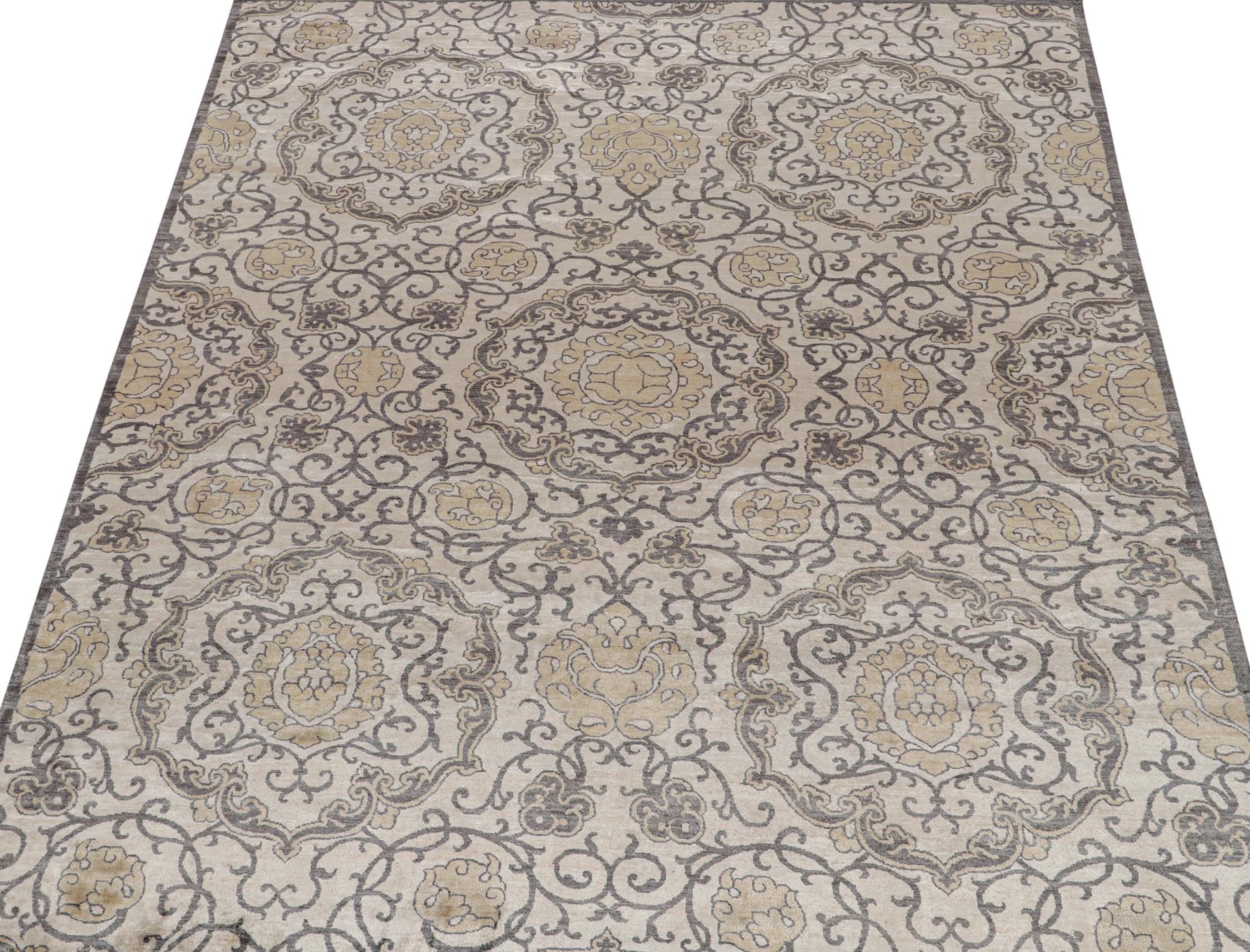Un tappeto 8x10 ispirato agli stili tradizionali, della collezione Modern Classics di Rug & Kilim. Annodato a mano in lana, riproduce una confluenza di medaglioni floreali grigi, beige-marroni e oro con una grazia classica.
Ulteriori informazioni