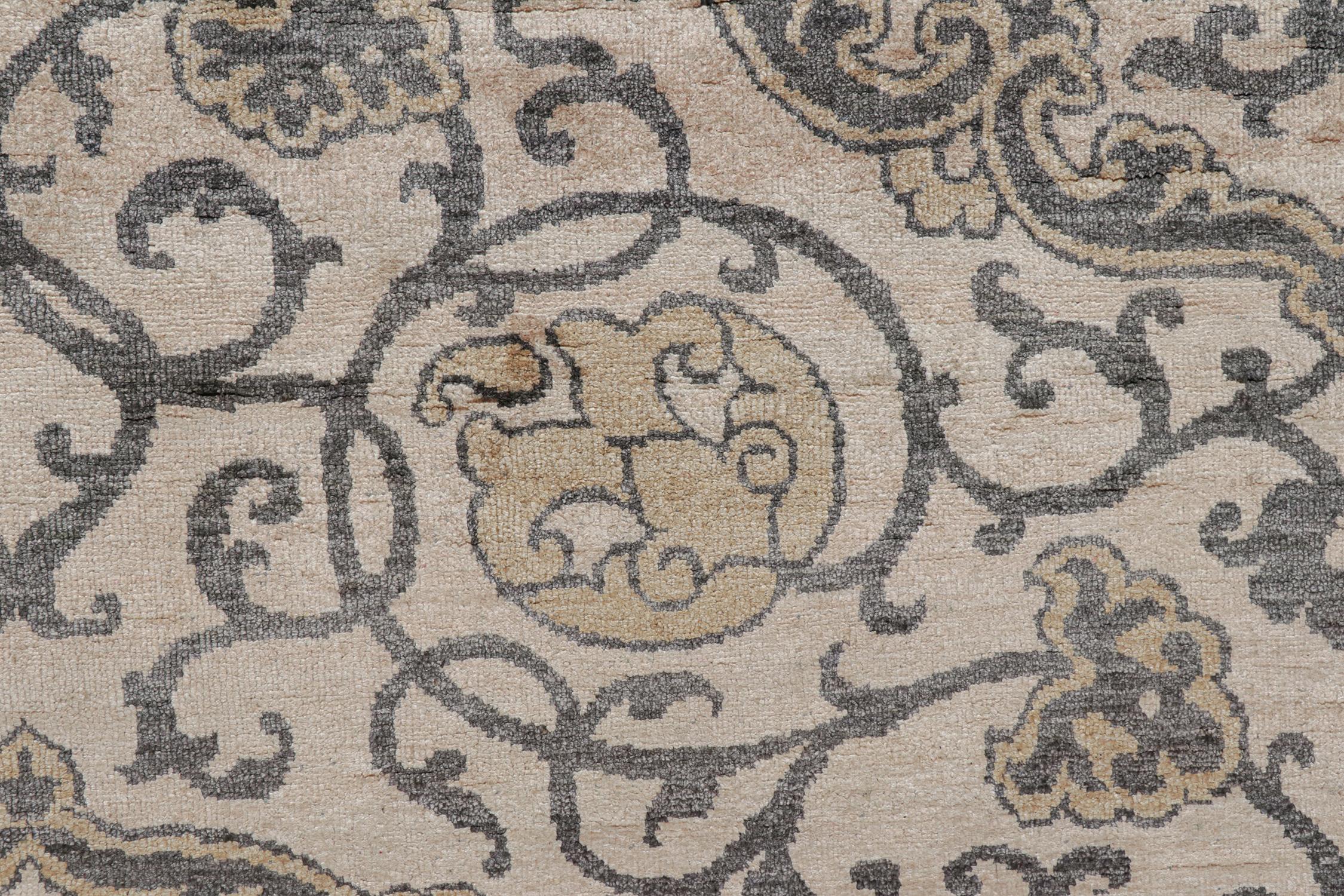 XXI secolo e contemporaneo Tappeto Rug & Kilim in stile classico con medaglioni floreali grigi, beige e oro in vendita