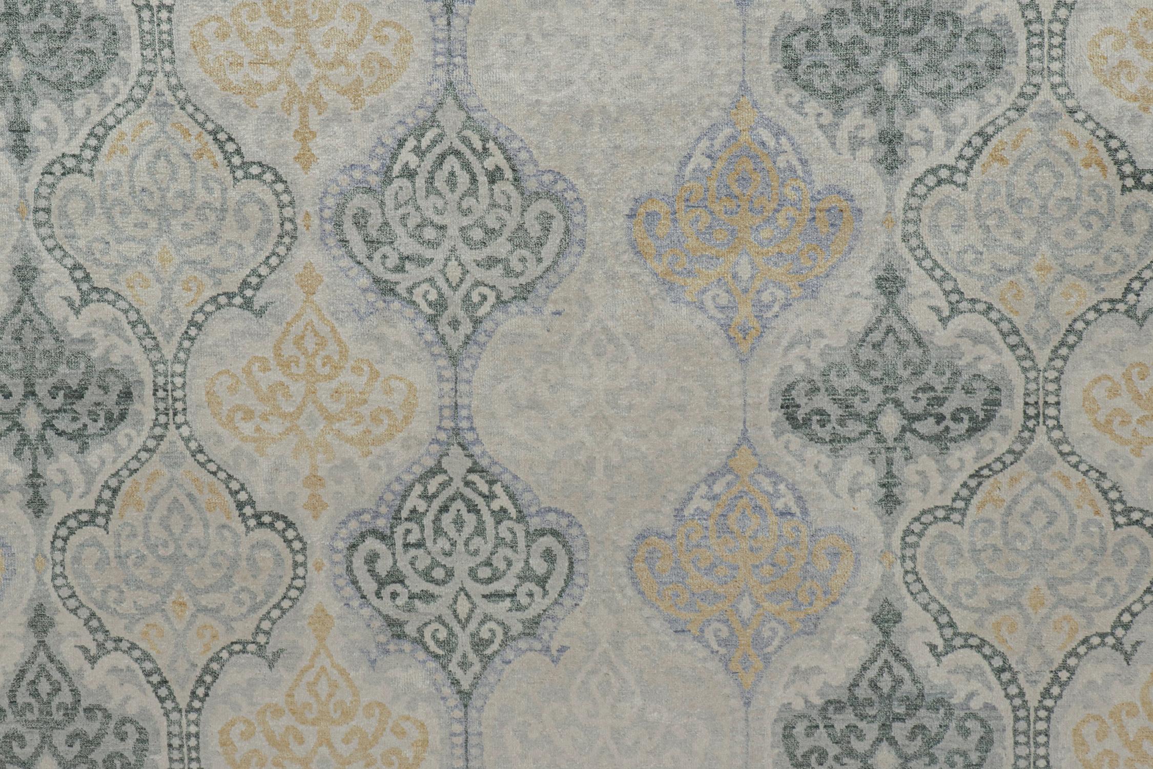XXI secolo e contemporaneo Tappeto Rug & Kilim in stile classico con motivi grigi, beige e oro in vendita