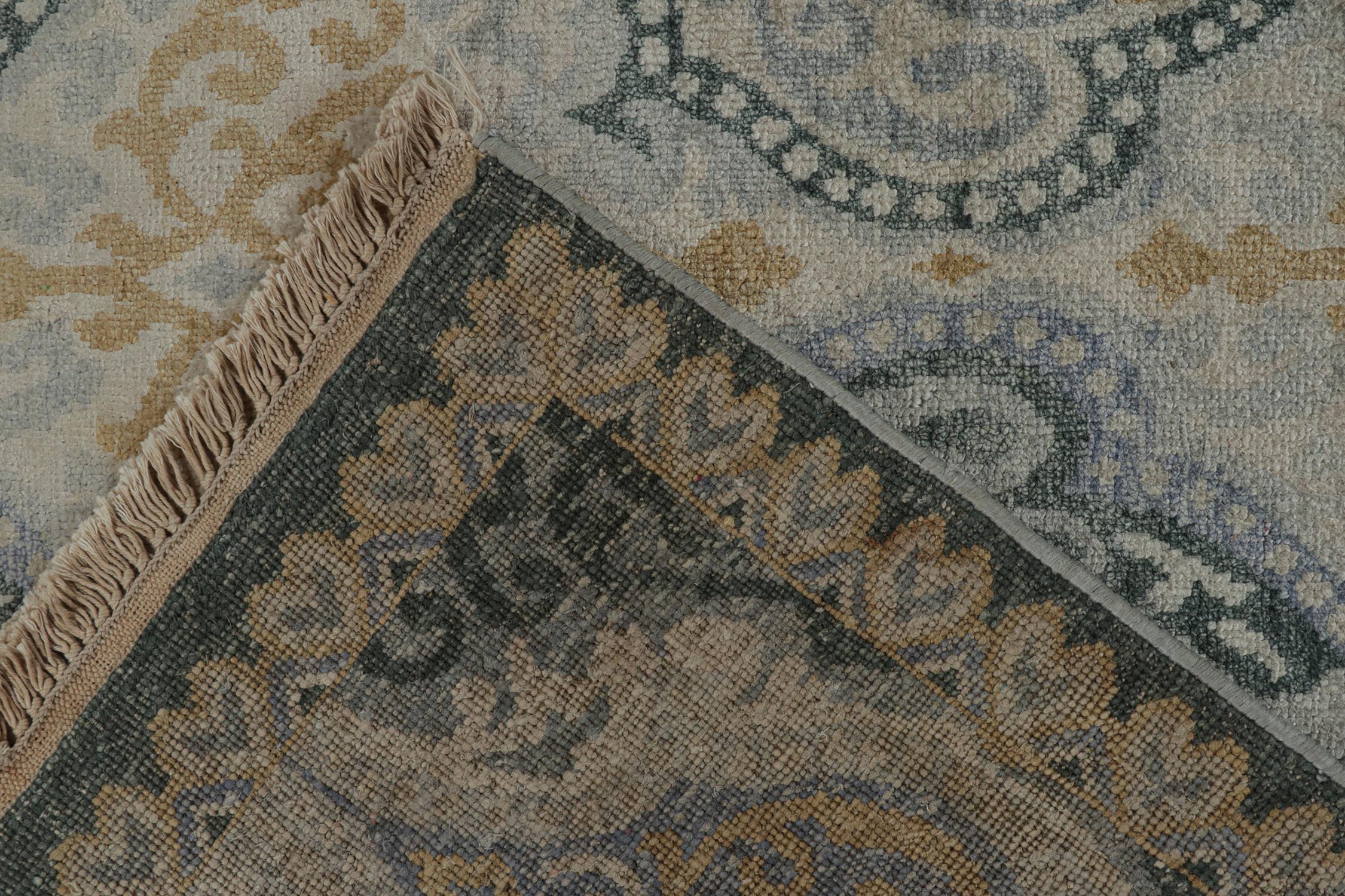 Lana Tappeto Rug & Kilim in stile classico con motivi grigi, beige e oro in vendita