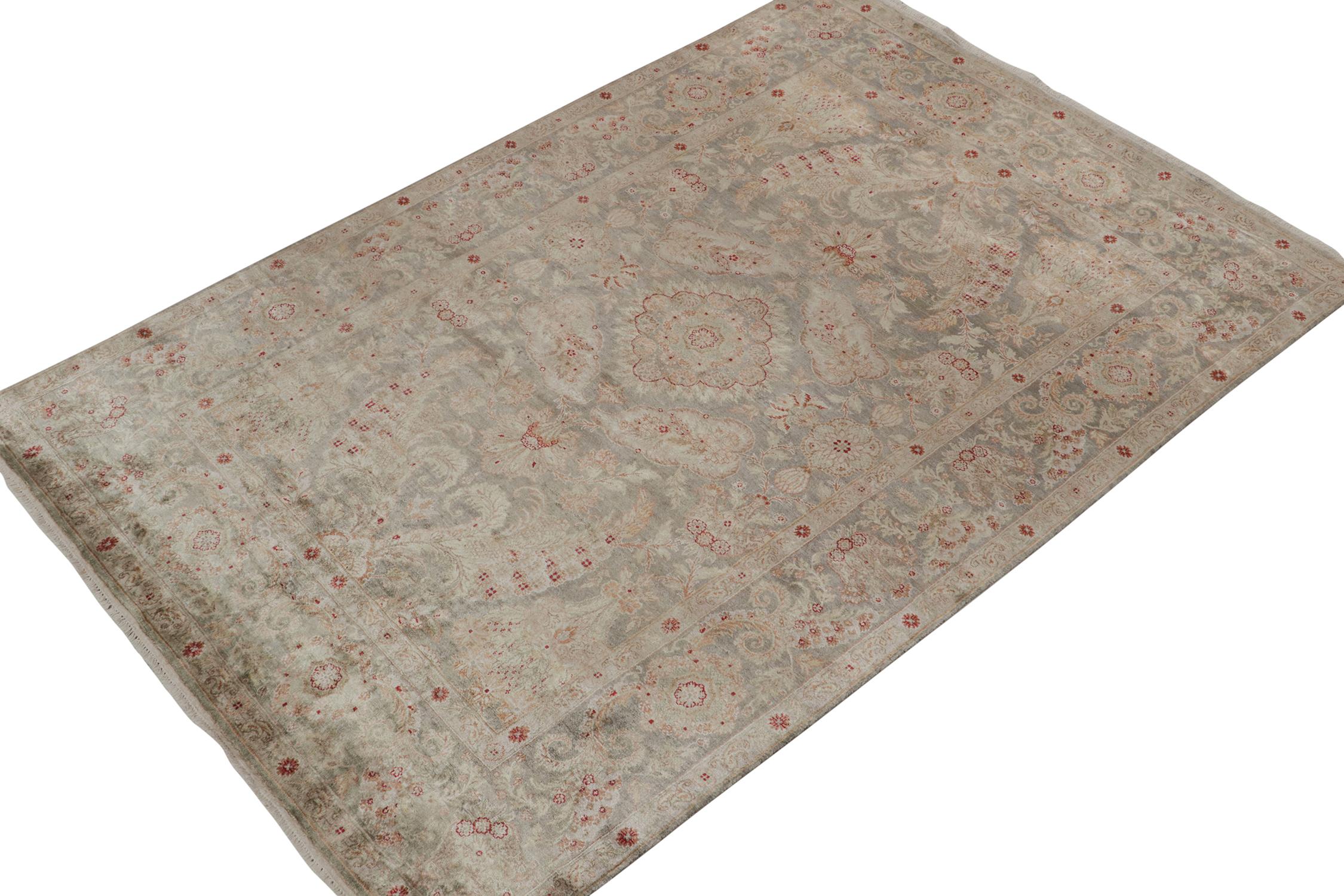 Ein 6x9 Teppich, inspiriert von traditionellen Teppichstilen, aus der Modern Classics Kollektion von Rug & Kilim. Handgeknüpft aus Wolle, die ein Zusammenspiel von opulenten Tönen in floralen Mustern mit klassischer Anmut spielt.
Weiter zum