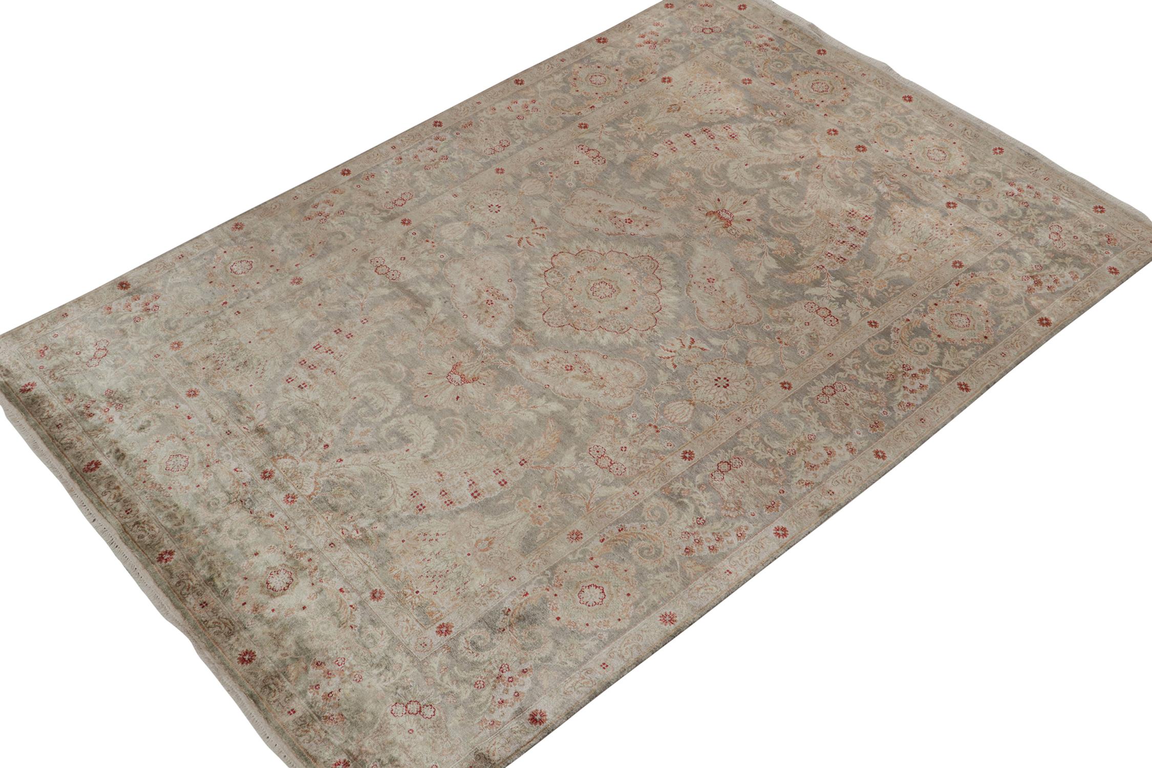Un tappeto 6x9 ispirato agli stili tradizionali, della collezione Modern Classics di Rug & Kilim. Annodato a mano in lana, gioca con una confluenza di toni opulenti in motivi floreali dalla grazia classica.
Ulteriori informazioni sul design:
Il