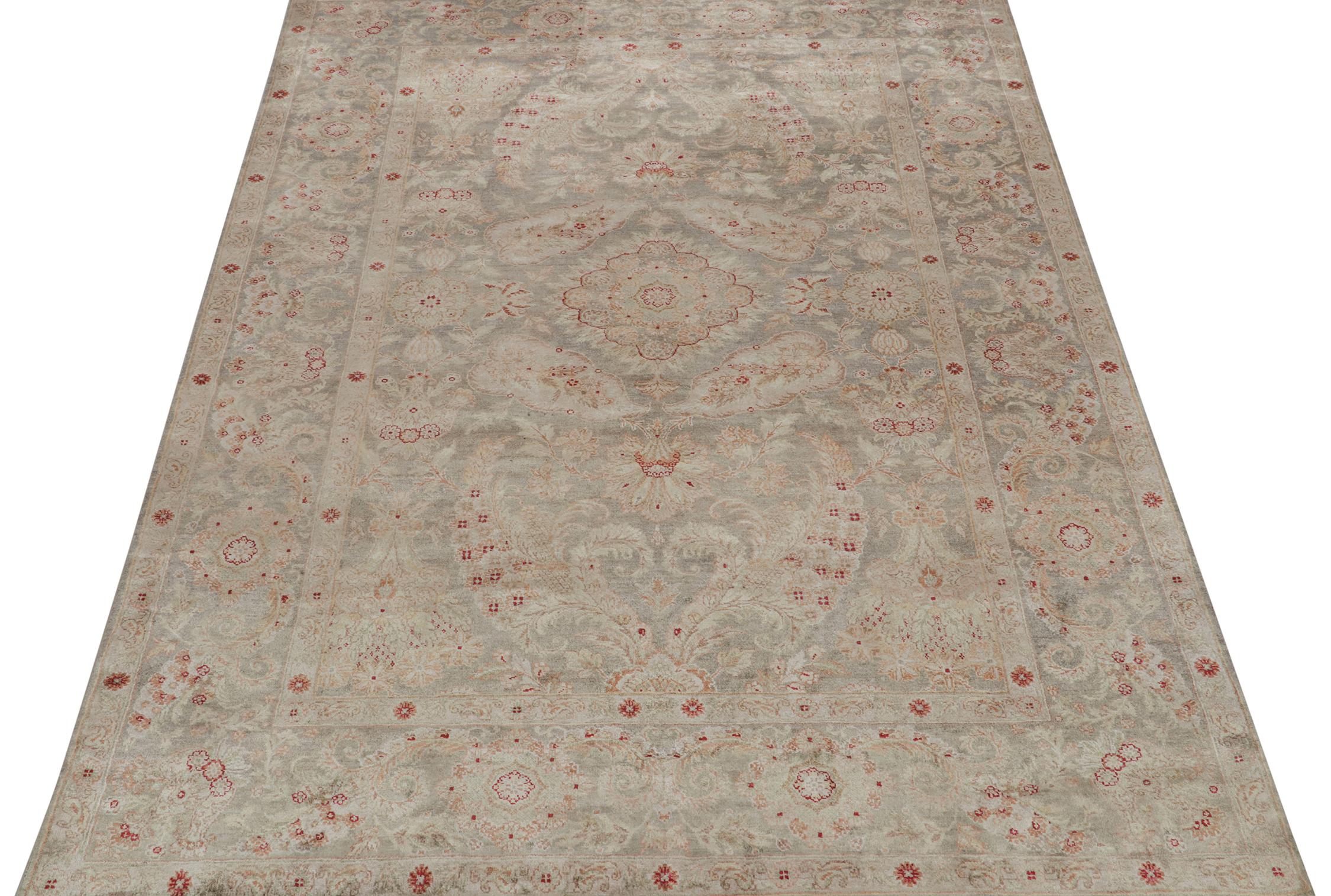 Indiano Tappeto Rug & Kilim in stile classico con motivo floreale grigio, rosa e verde in vendita