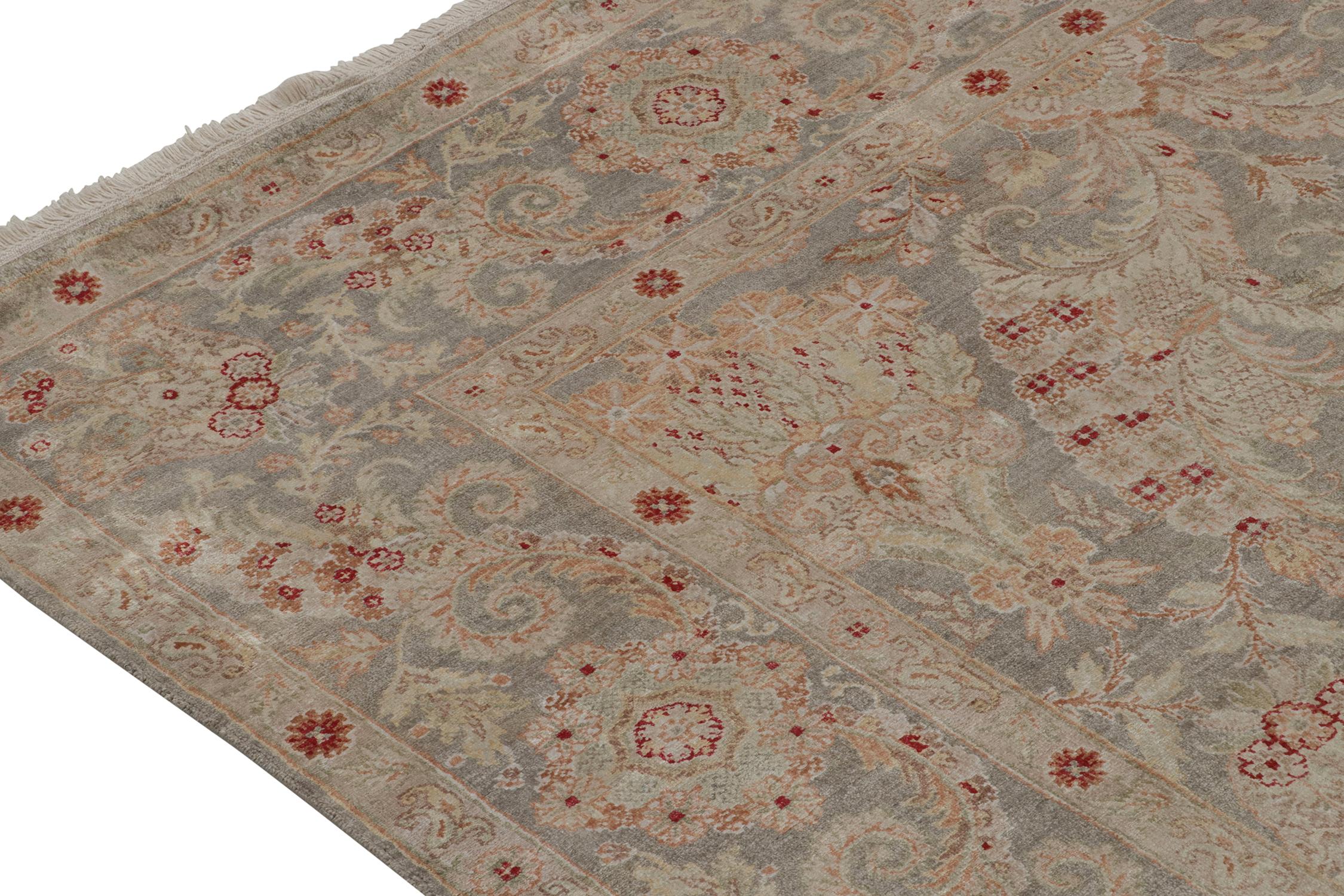 Tappeto Rug & Kilim in stile classico con motivo floreale grigio, rosa e verde In condizioni Nuovo in vendita a Long Island City, NY
