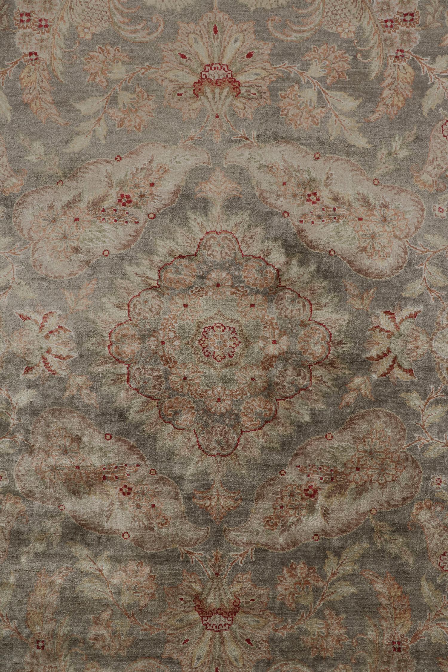 XXI secolo e contemporaneo Tappeto Rug & Kilim in stile classico con motivo floreale grigio, rosa e verde in vendita