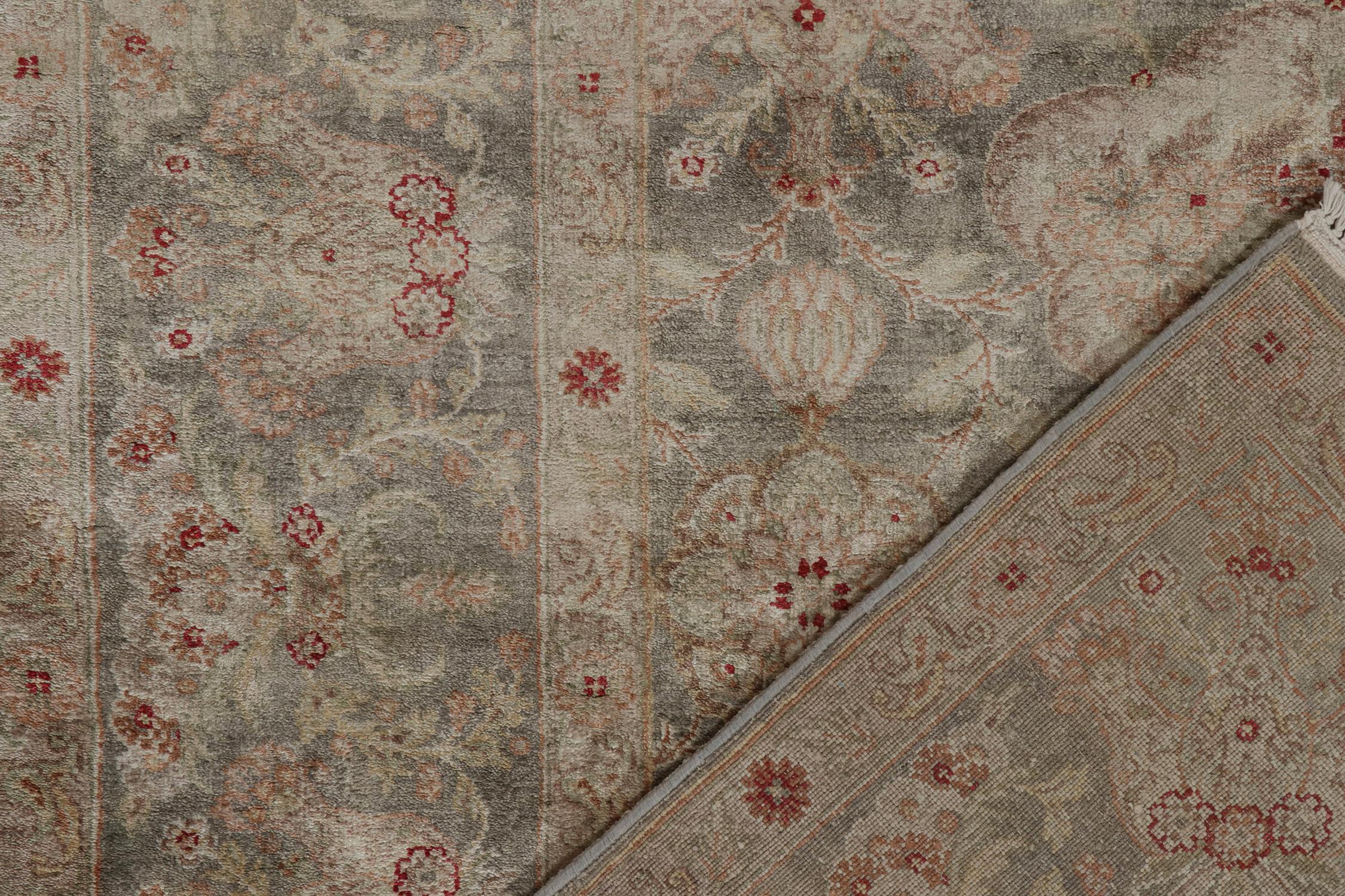 Seta Tappeto Rug & Kilim in stile classico con motivo floreale grigio, rosa e verde in vendita