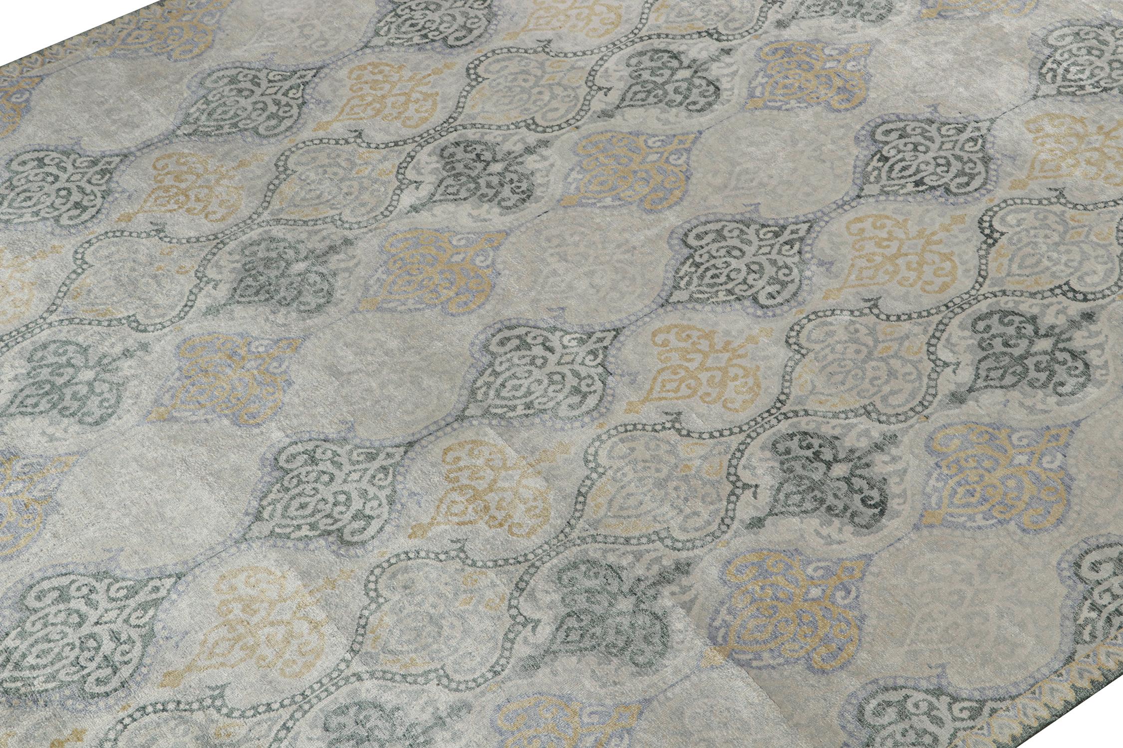 Annodato a mano Tappeto in stile classico Rug & Kilim con motivo grigio, beige e oro in vendita