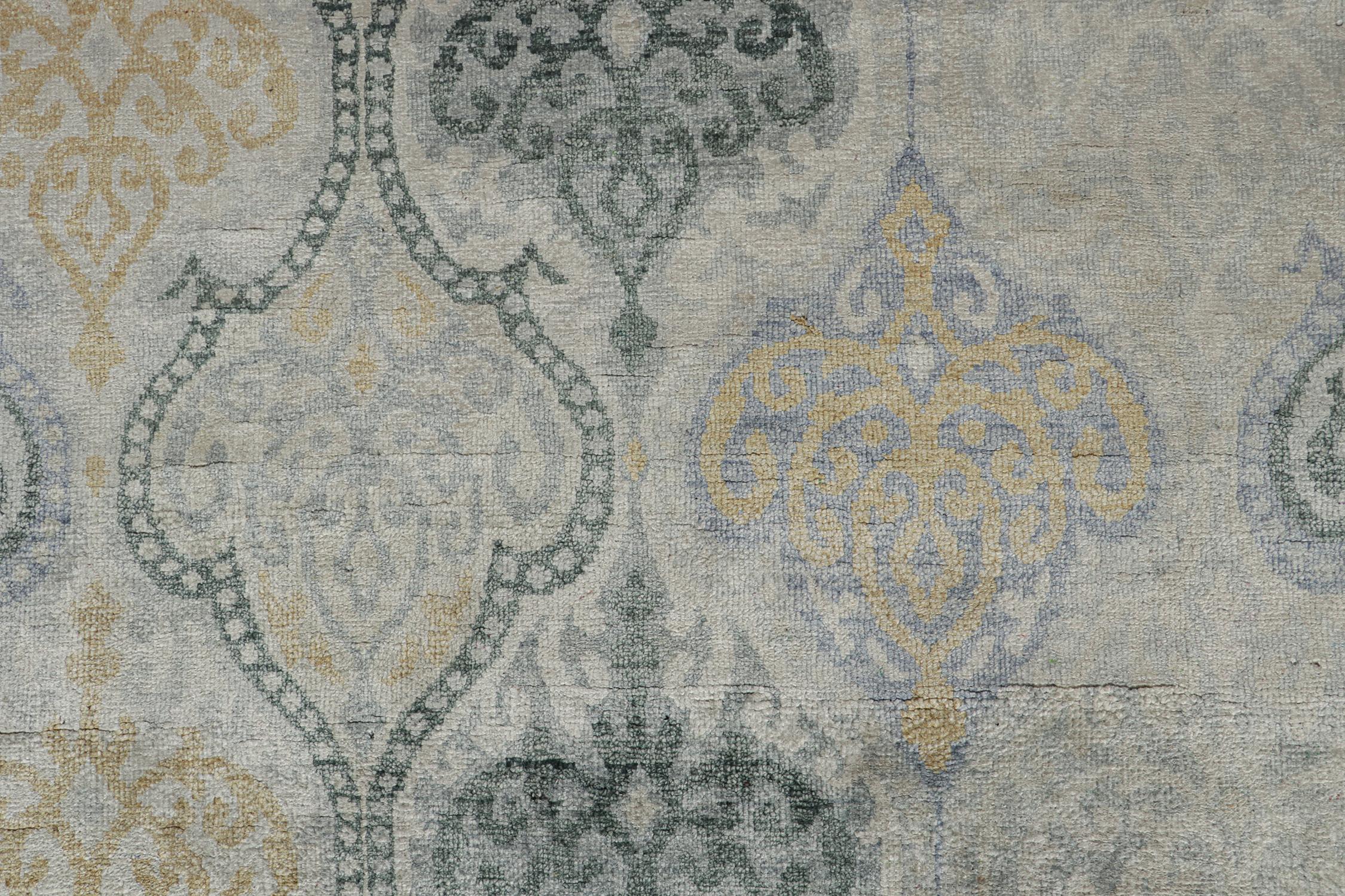 XXI secolo e contemporaneo Tappeto in stile classico Rug & Kilim con motivo grigio, beige e oro in vendita