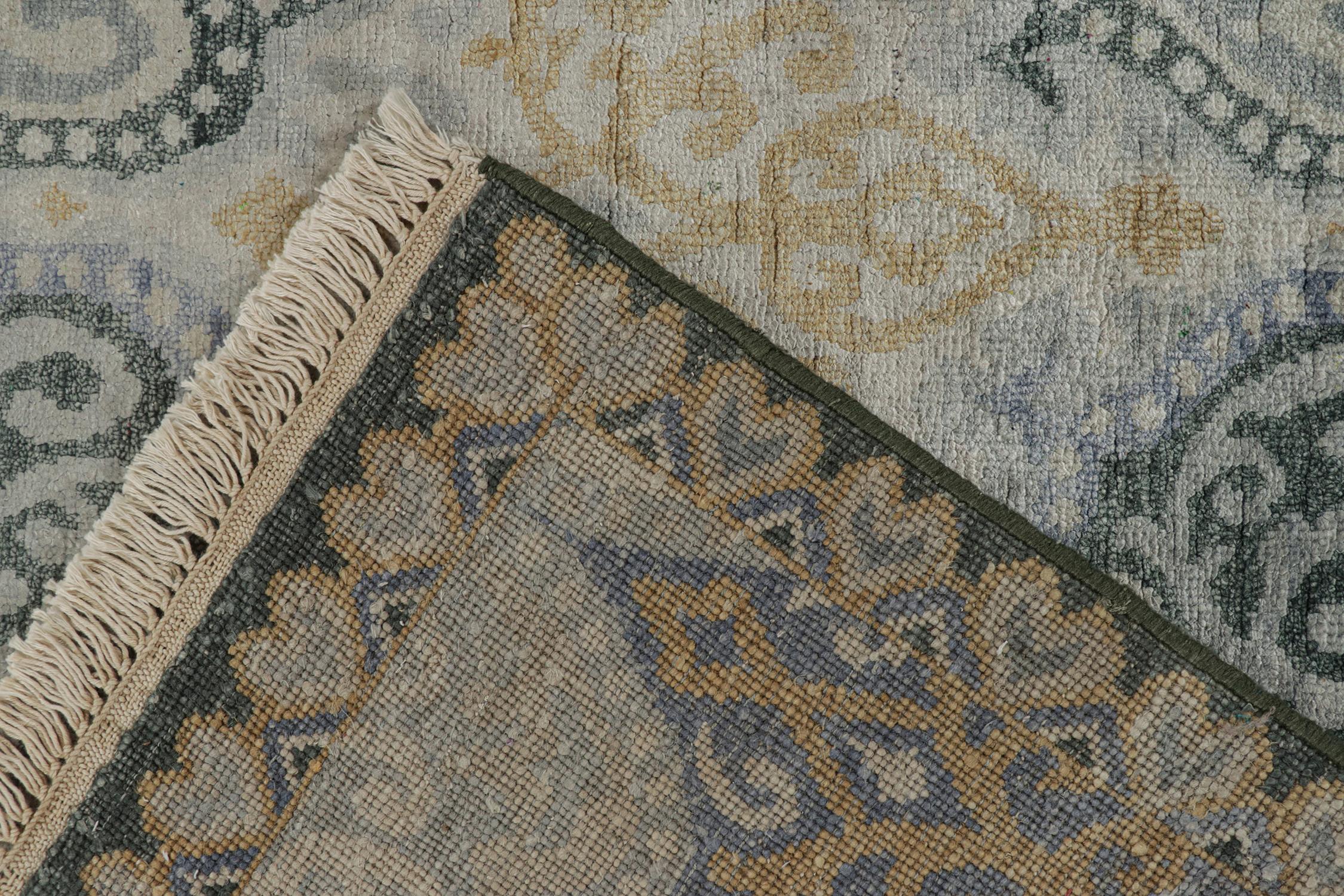 Lana Tappeto in stile classico Rug & Kilim con motivo grigio, beige e oro in vendita