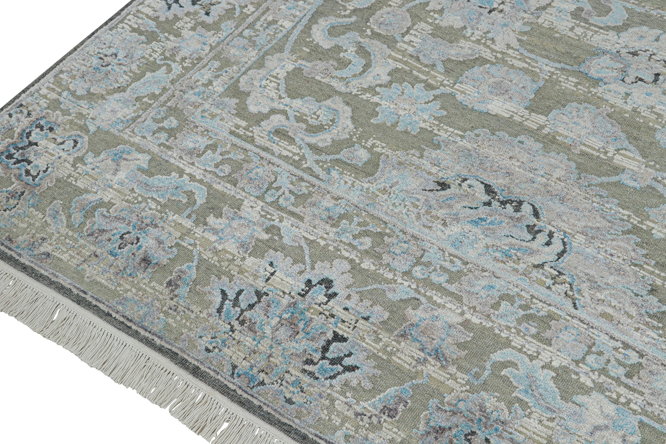 Rug & Kilim's Modern Classics Teppich in Grau mit blauen Blumenmustern (Handgeknüpft) im Angebot