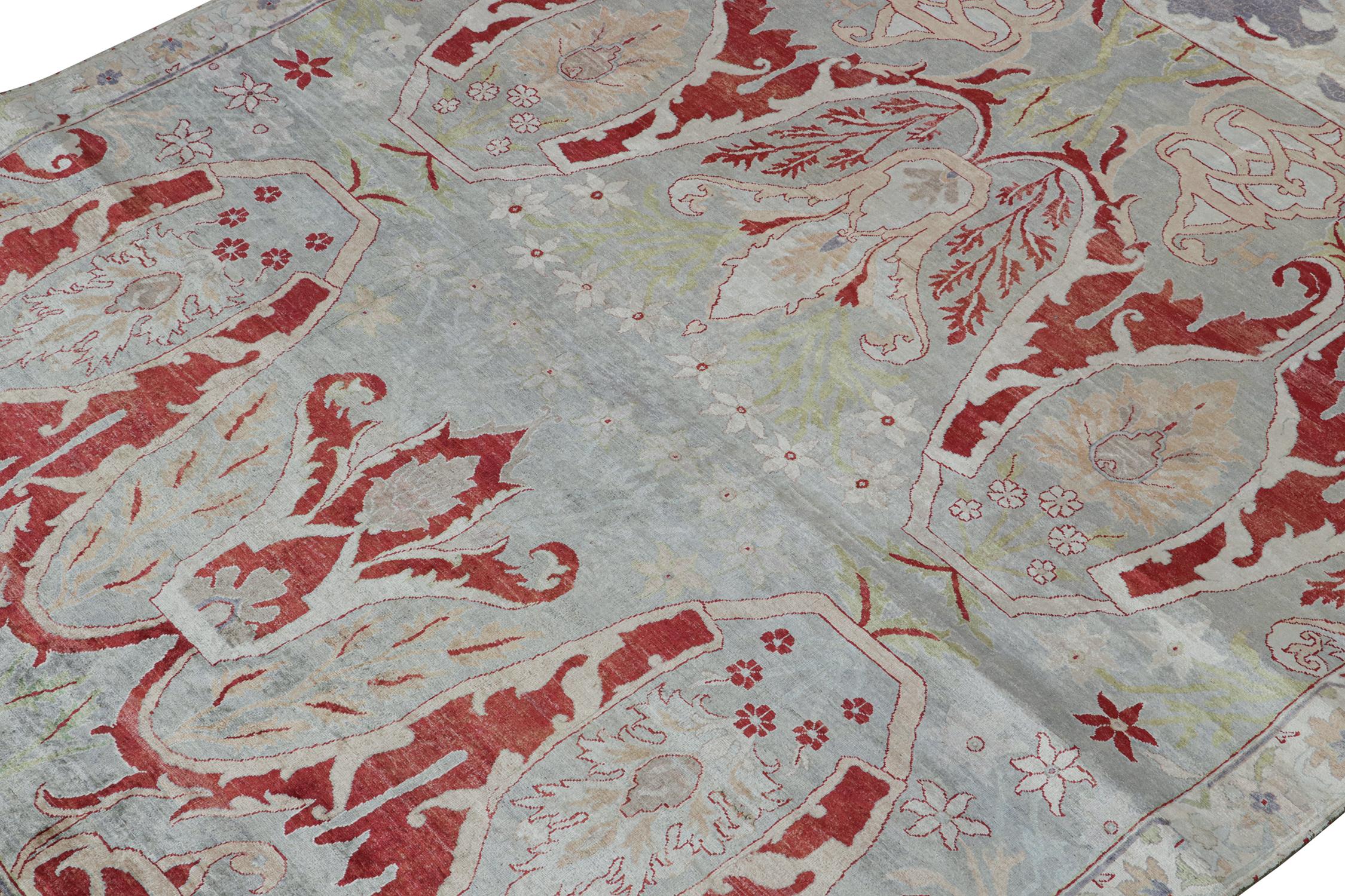 Rug & Kilim's Classic Style Teppich mit roten, blauen und grauen Blumenmustern (Indisch) im Angebot