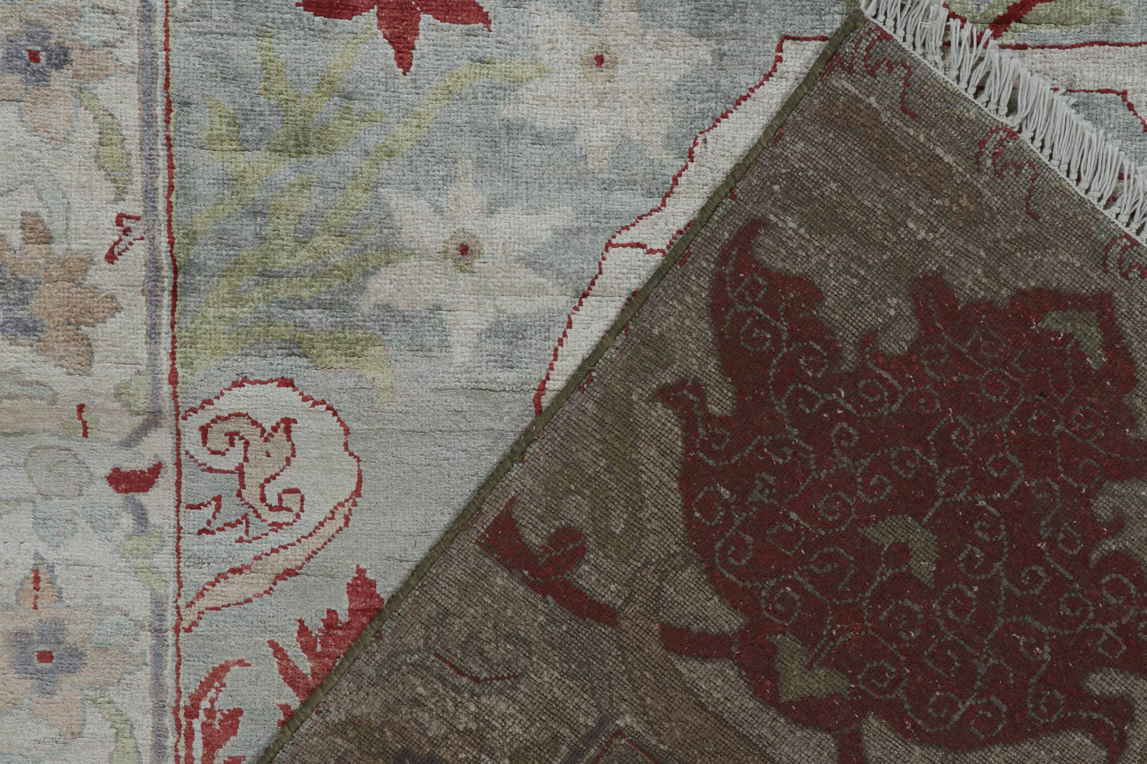 Rug & Kilim's Classic Style Teppich mit roten, blauen und grauen Blumenmustern (21. Jahrhundert und zeitgenössisch) im Angebot