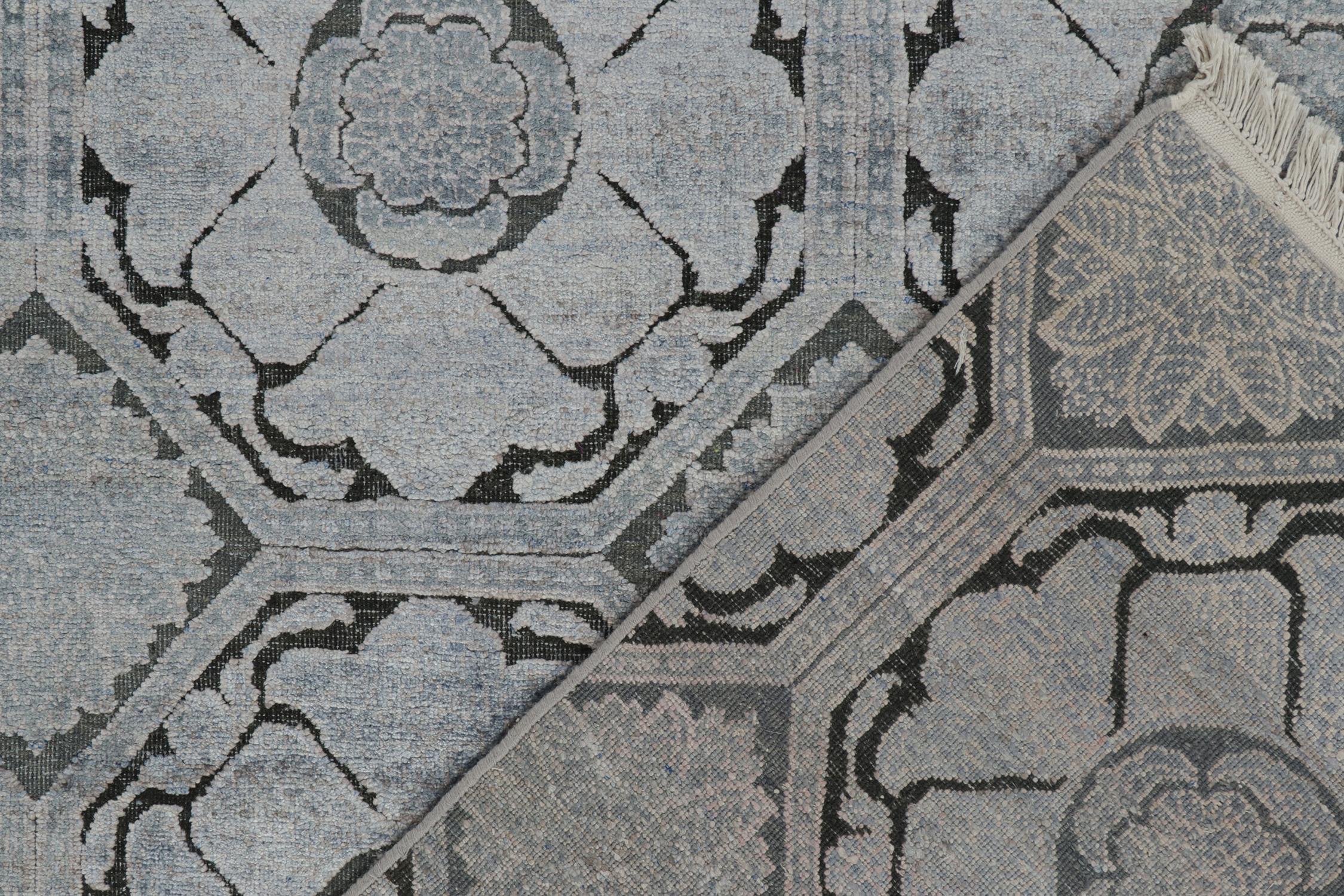 Rug & Kilim's Modern Classics Teppich mit silbergrauen und blauen Medaillons (Seide)