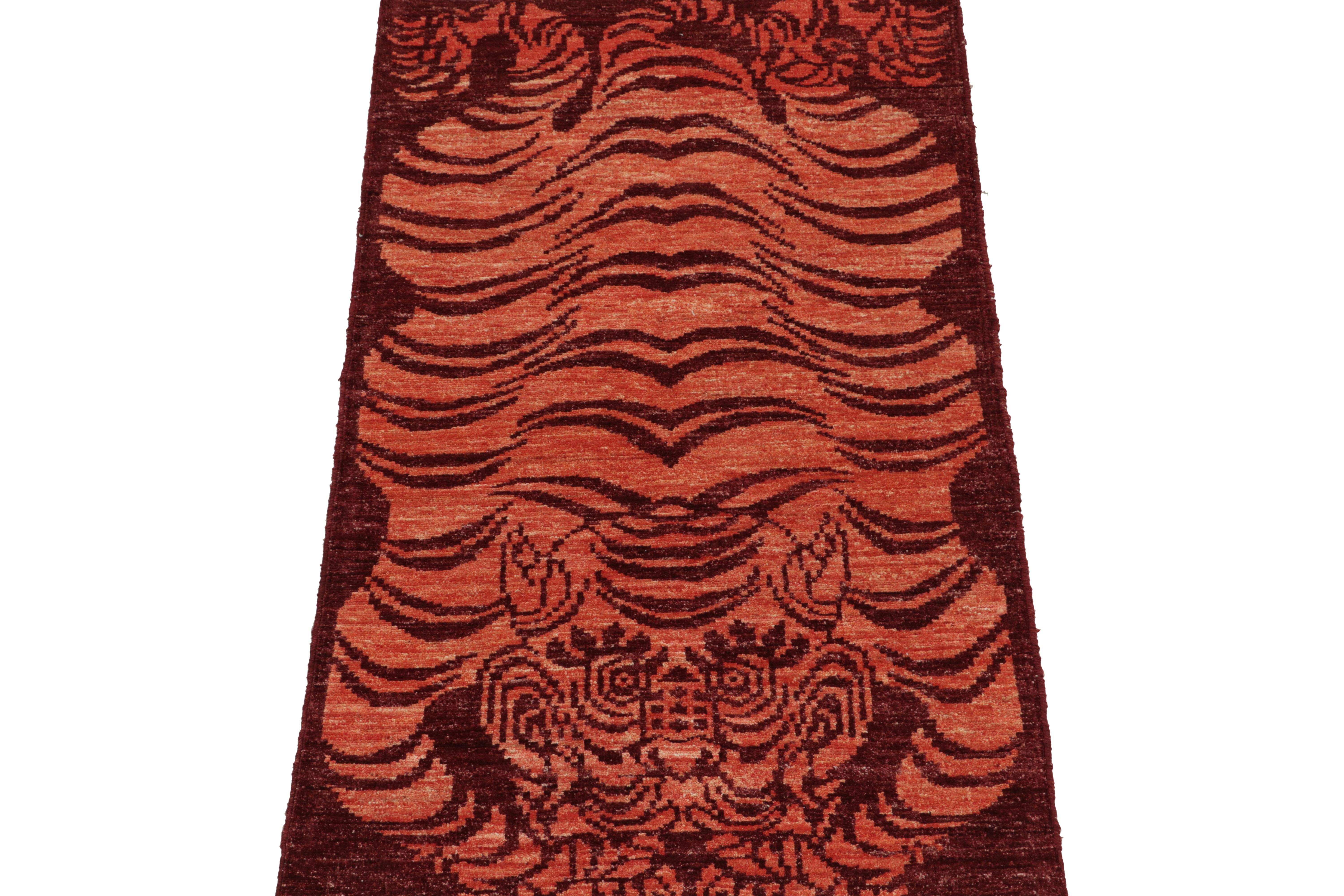 Moderno Runner in stile classico di Rug & Kilim in rosso con motivo pittorico a tigre arancione in vendita