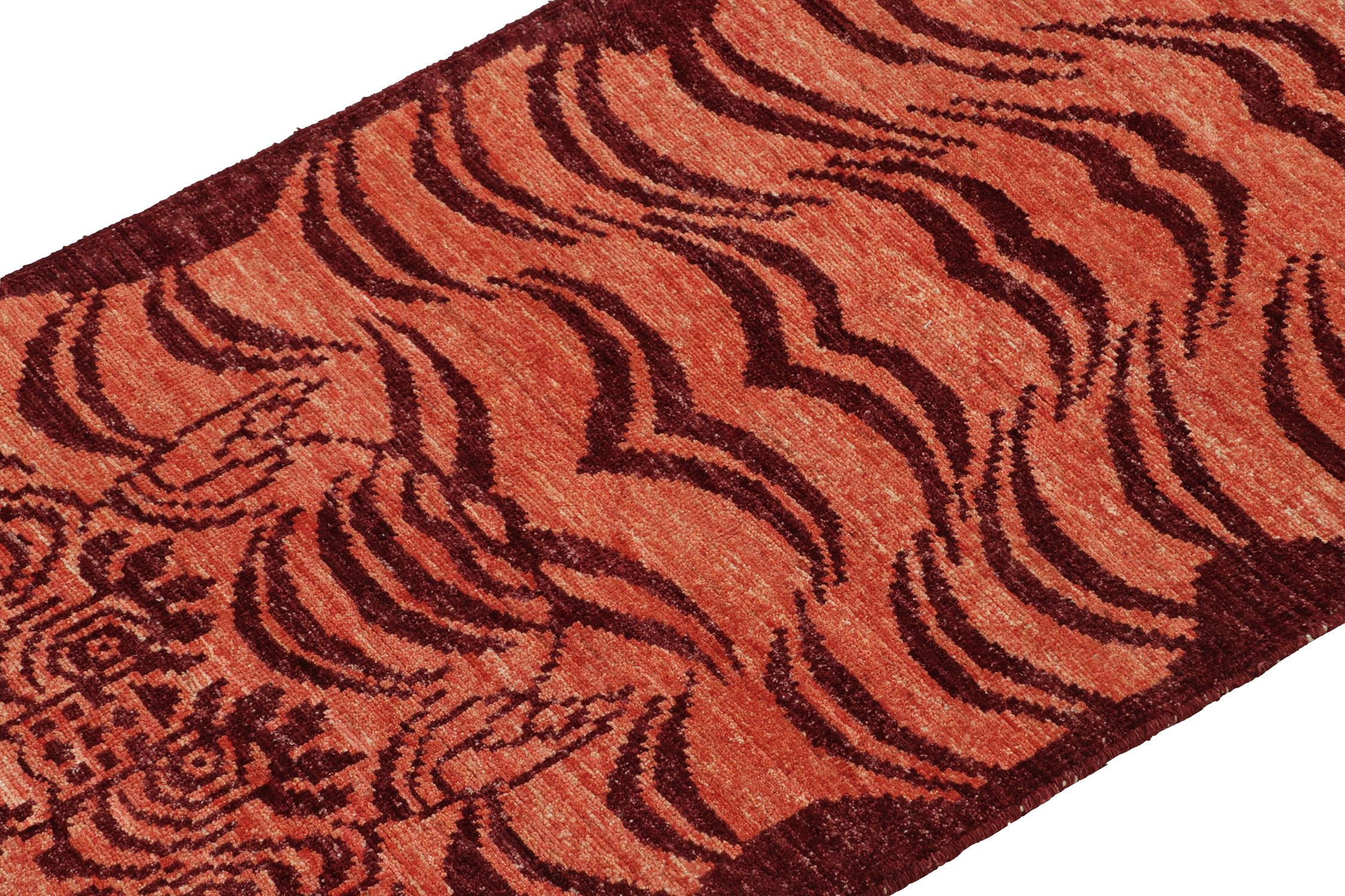 Pakistano Runner in stile classico di Rug & Kilim in rosso con motivo pittorico a tigre arancione in vendita
