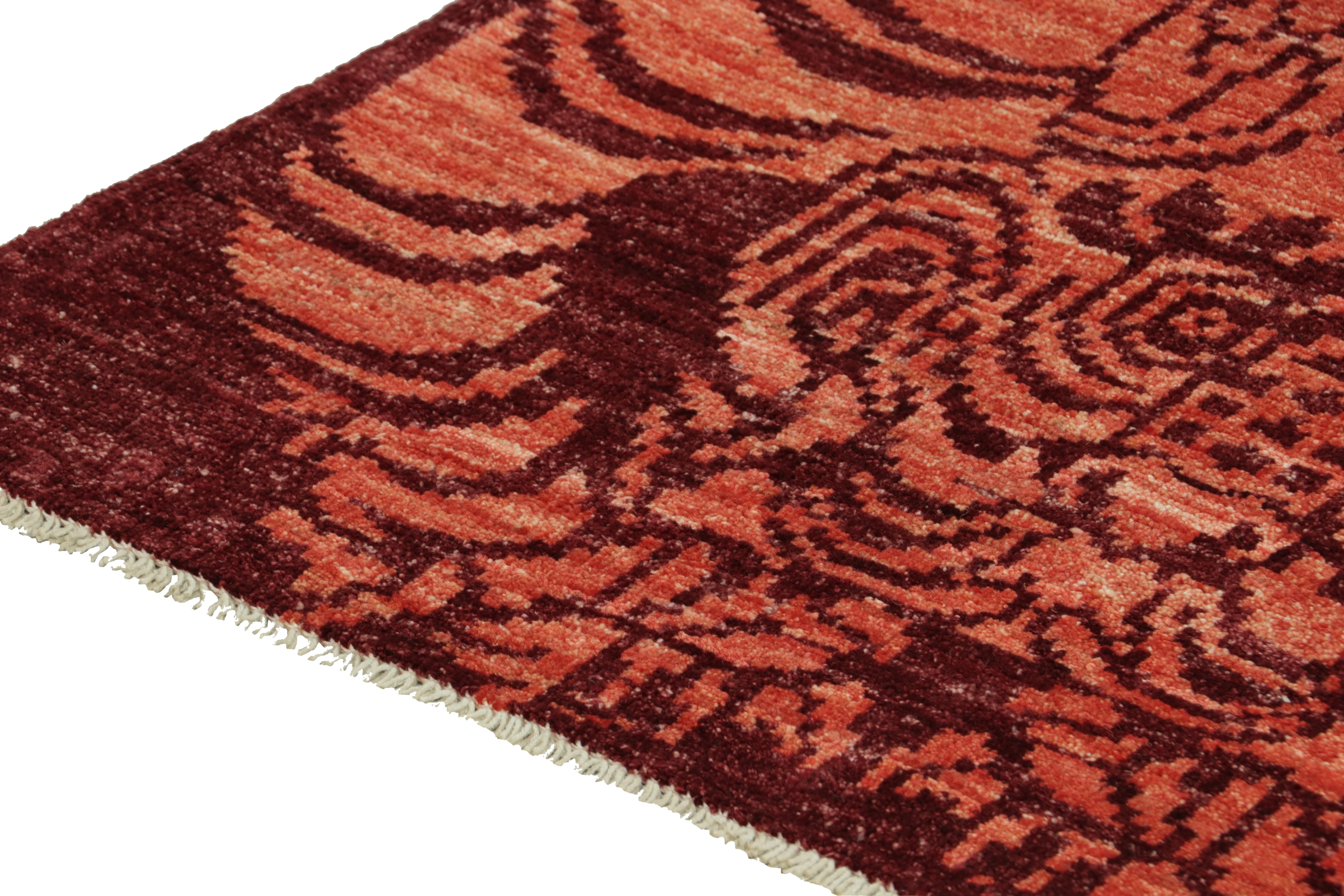 Annodato a mano Runner in stile classico di Rug & Kilim in rosso con motivo pittorico a tigre arancione in vendita