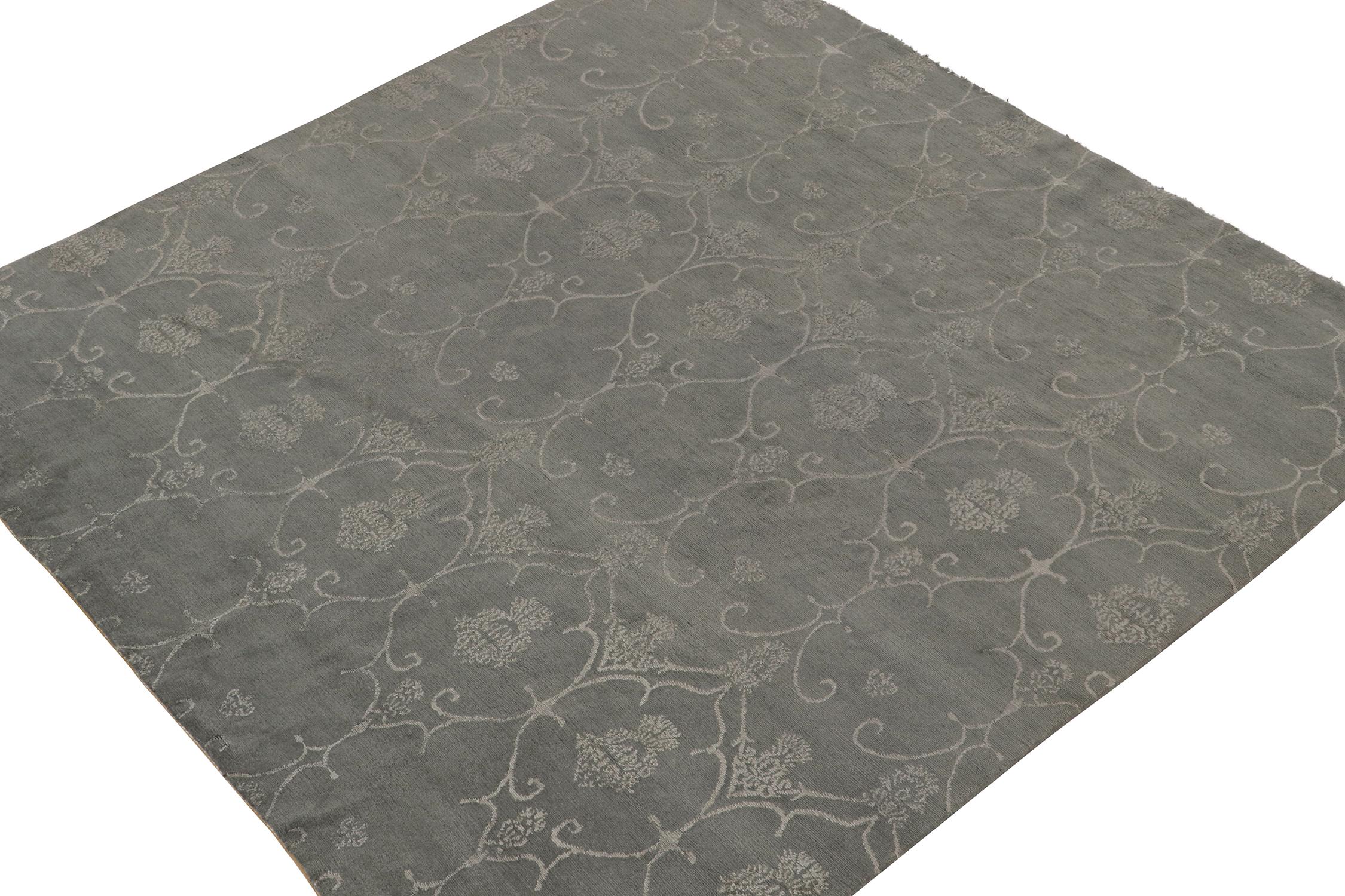 Ce tapis carré 8x8 s'inspire des anciens tapis Jajim du Kurdistan et fait partie de la Collection Modern Classics de Rug & Kilim. Noué à la main en laine, il arbore une esthétique très européenne avec une grâce classique.

Plus loin dans le Design