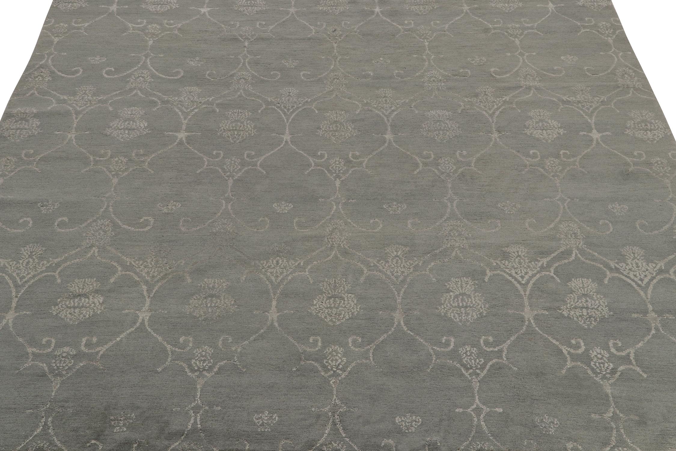 Népalais Rug & Kilim's Classic Style Square Rug in Grey with Floral Trellis Patterns (tapis carré de style classique en gris avec motifs floraux en treillis) en vente