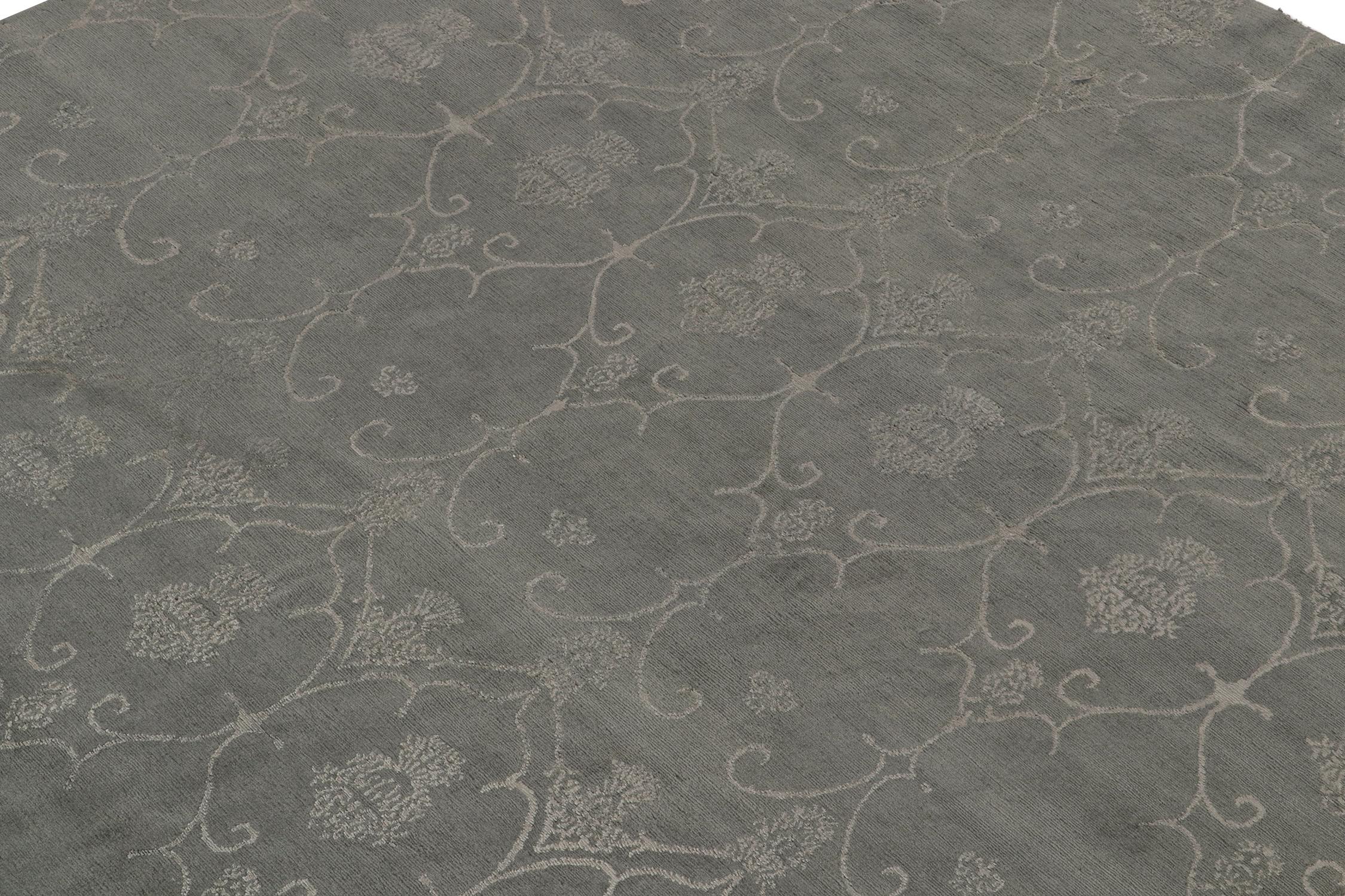 Noué à la main Rug & Kilim's Classic Style Square Rug in Grey with Floral Trellis Patterns (tapis carré de style classique en gris avec motifs floraux en treillis) en vente