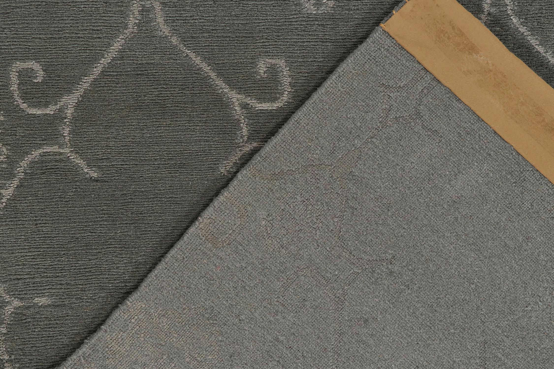 Laine Rug & Kilim's Classic Style Square Rug in Grey with Floral Trellis Patterns (tapis carré de style classique en gris avec motifs floraux en treillis) en vente
