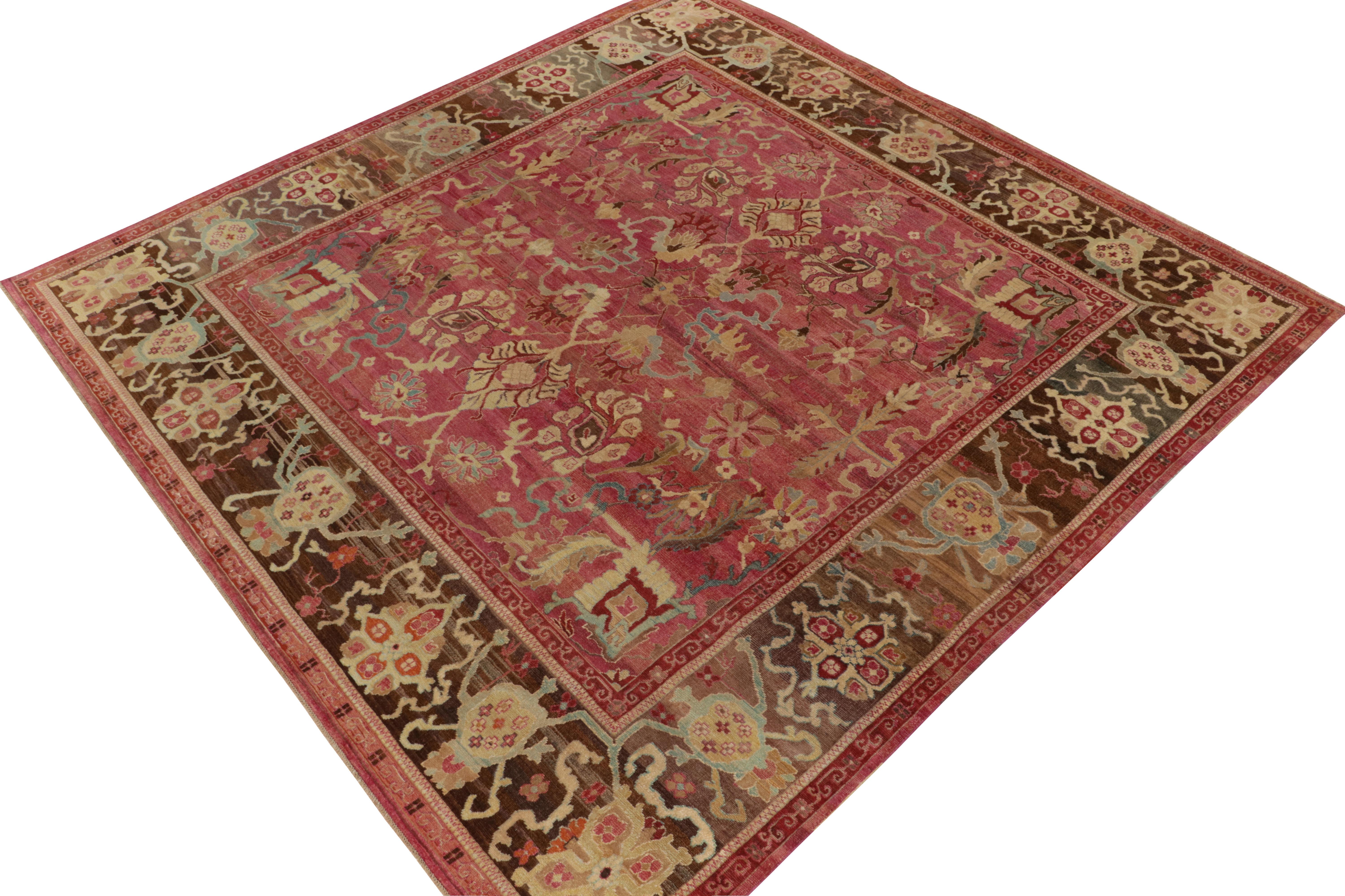 Annodato a mano in lana, un tappeto quadrato di 11'4 x 11'6 della collezione Modern Classics di Rug & Kilim. 

Il design: Questo splendido pezzo si ispira a rare edizioni di illustri provenienze di tappeti orientali che godono di un motivo floreale