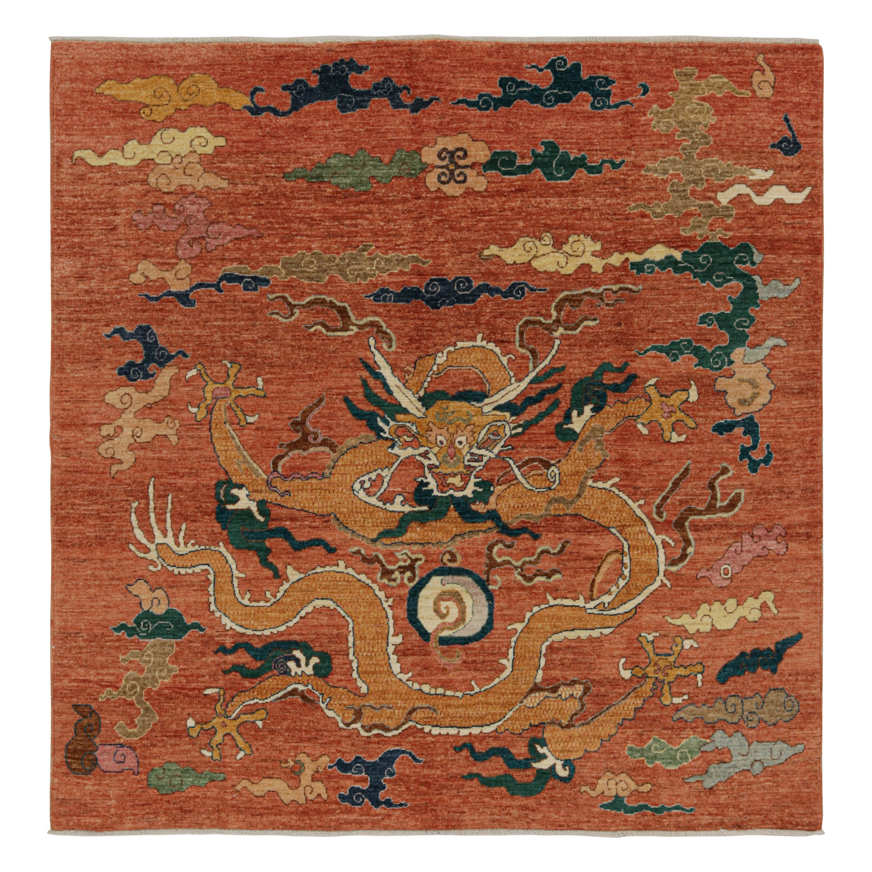 Rug & Kilim's Classic Style Quadratischer Teppich in Rot mit goldenem Drachenmotiv im Angebot