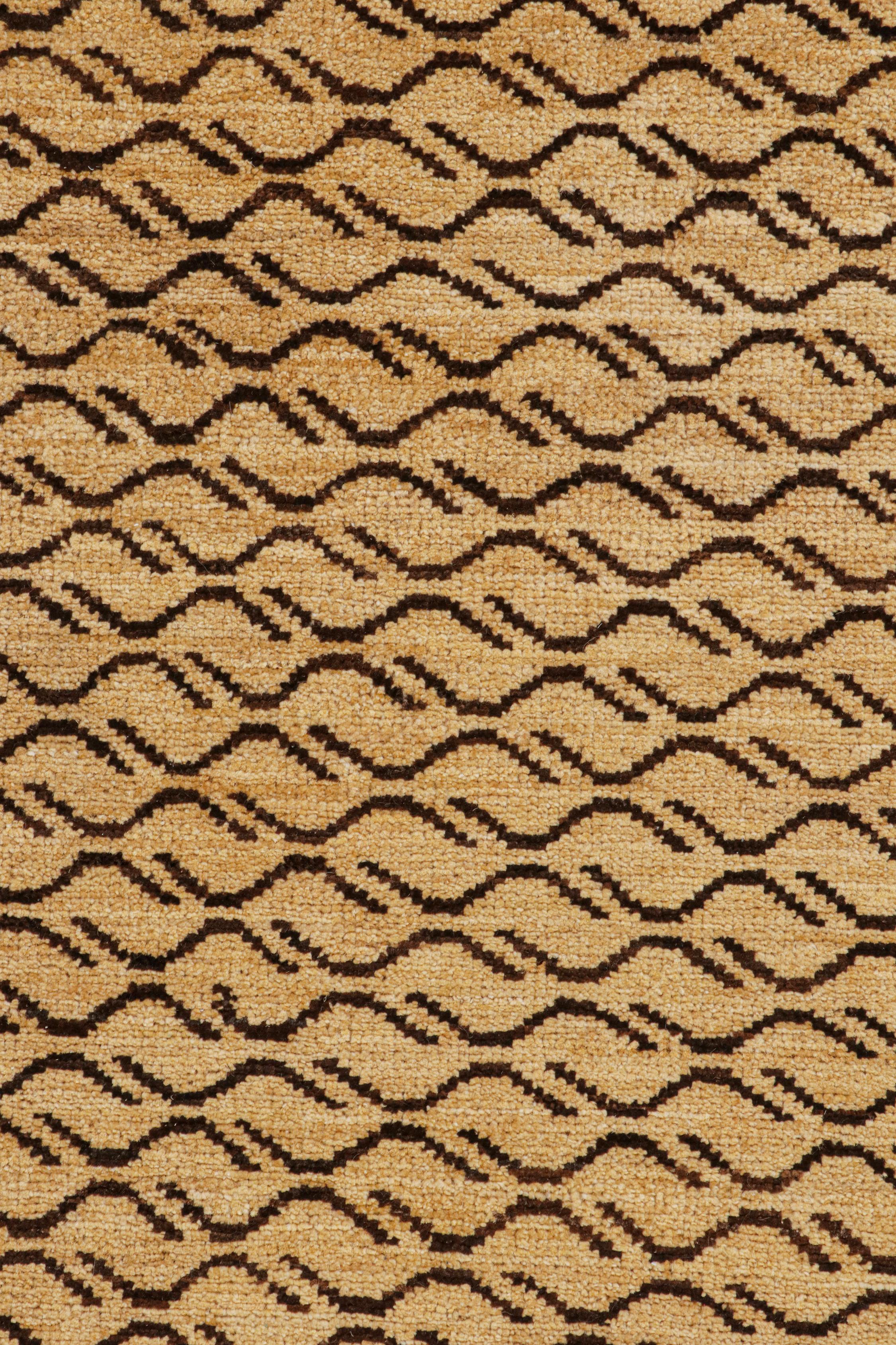 XXIe siècle et contemporain Rug & Kilim's Classic Style Tiger Rug in Gold with Brown Stripes (tapis tigré de style classique en or avec des rayures brunes) en vente