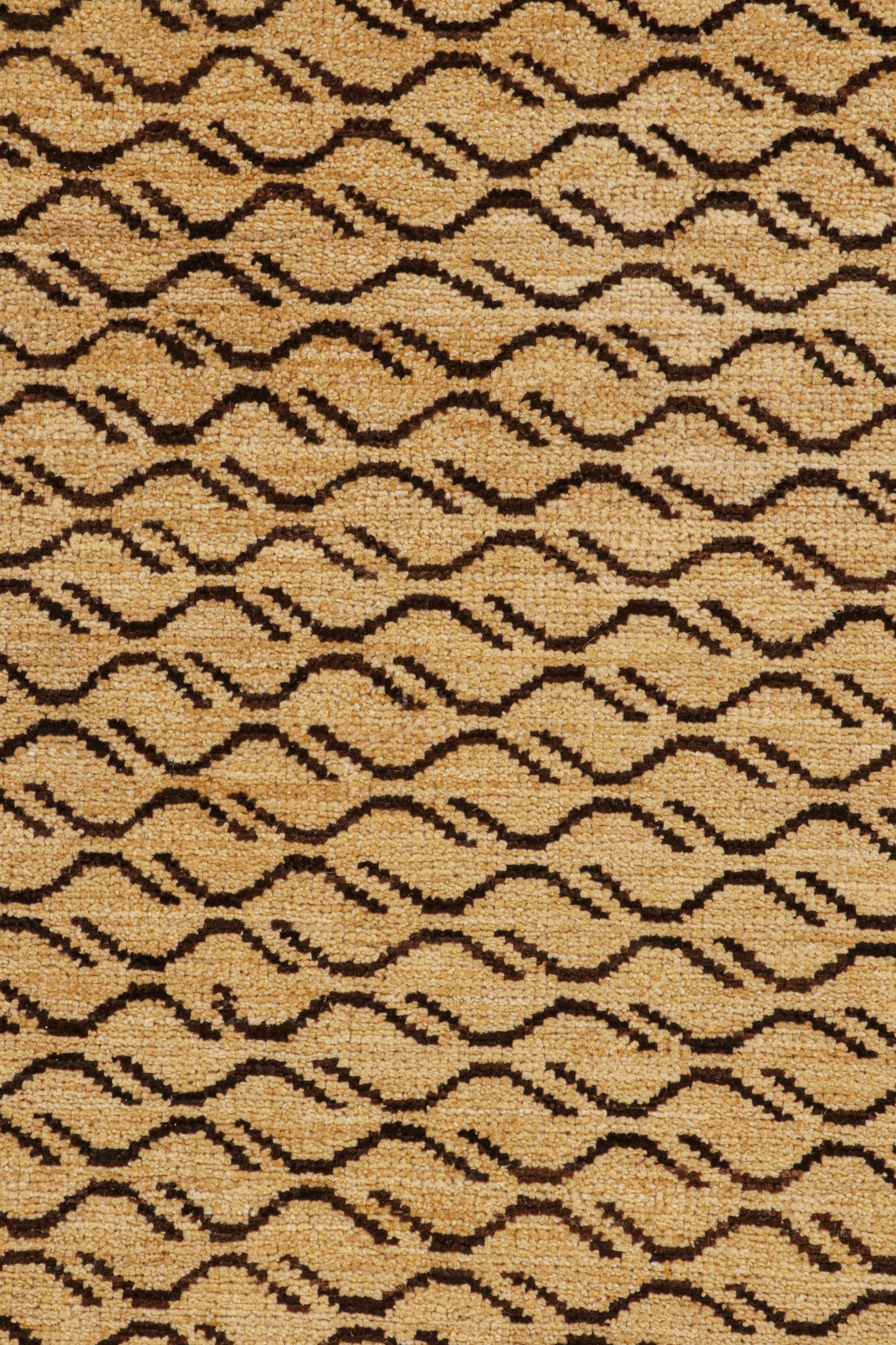 Rug & Kilim's Classic Style Tiger Rug in Gold mit braunen Streifen (21. Jahrhundert und zeitgenössisch) im Angebot