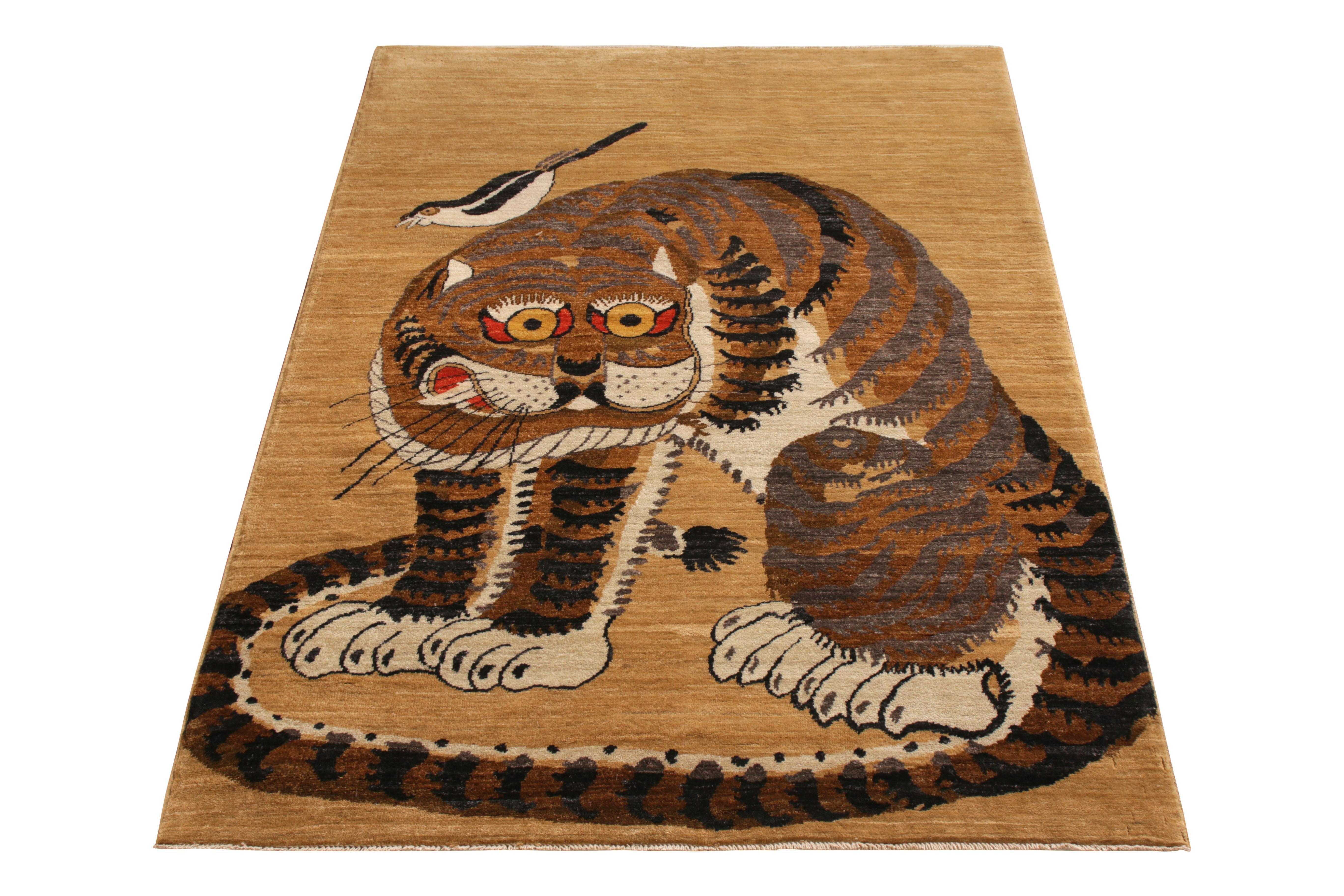 Une ode 4 x 5 aux célèbres styles de tapis tigrés, issus de la dernière collection de Rug & Kilim. Noué à la main dans la laine, il profite de la richesse de l'orange et du beige-brun qui complètent un blanc et un noir positifs-négatifs dans le