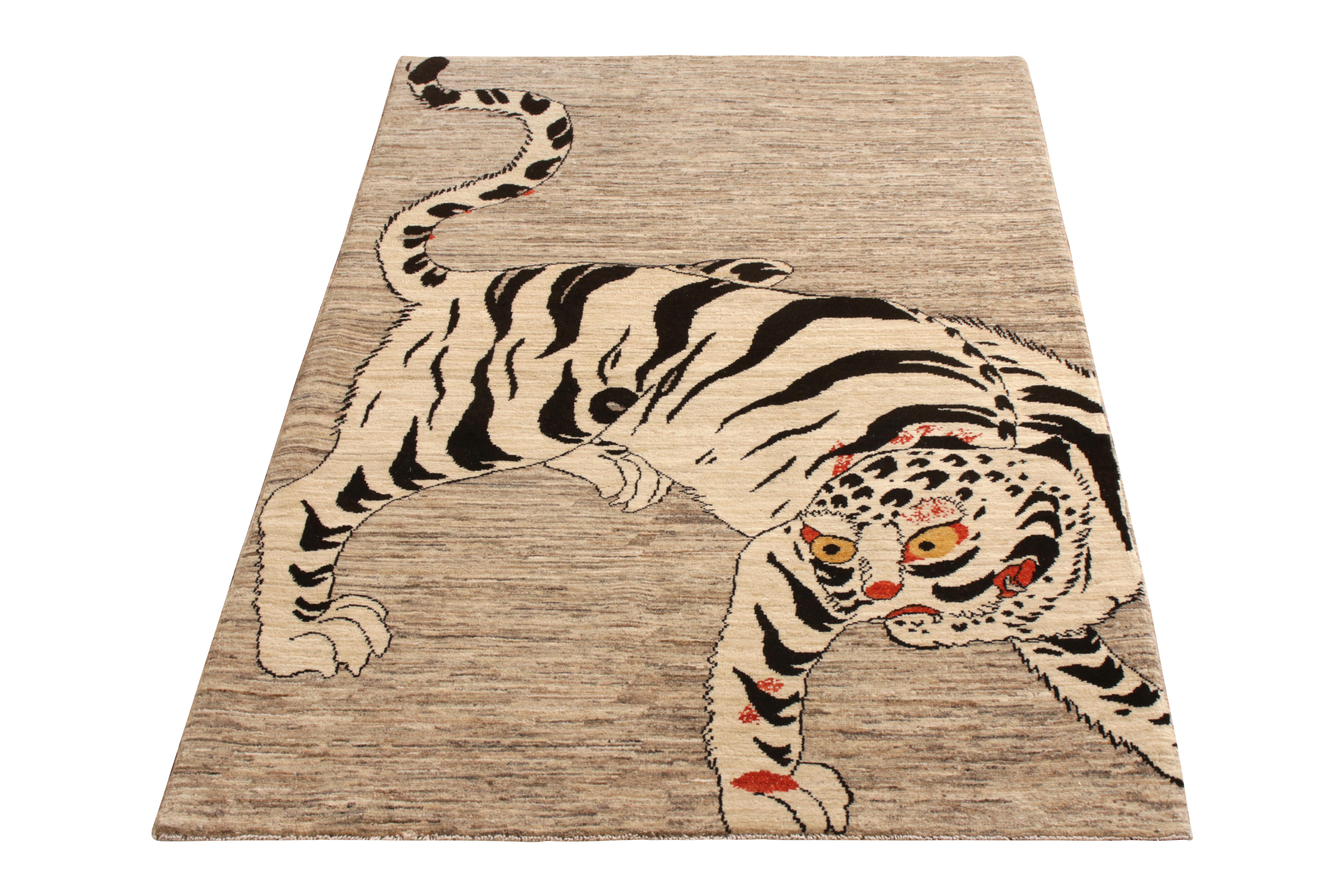 Una oda de 4x5 a los célebres estilos de alfombras Tigre, de la última colección de Rug & Kilim. Anudado a mano en lana, con un atrevido juego positivo-negativo de blanco y negro sobre un gris plateado texturizado y desgastado de calidad ejemplar.