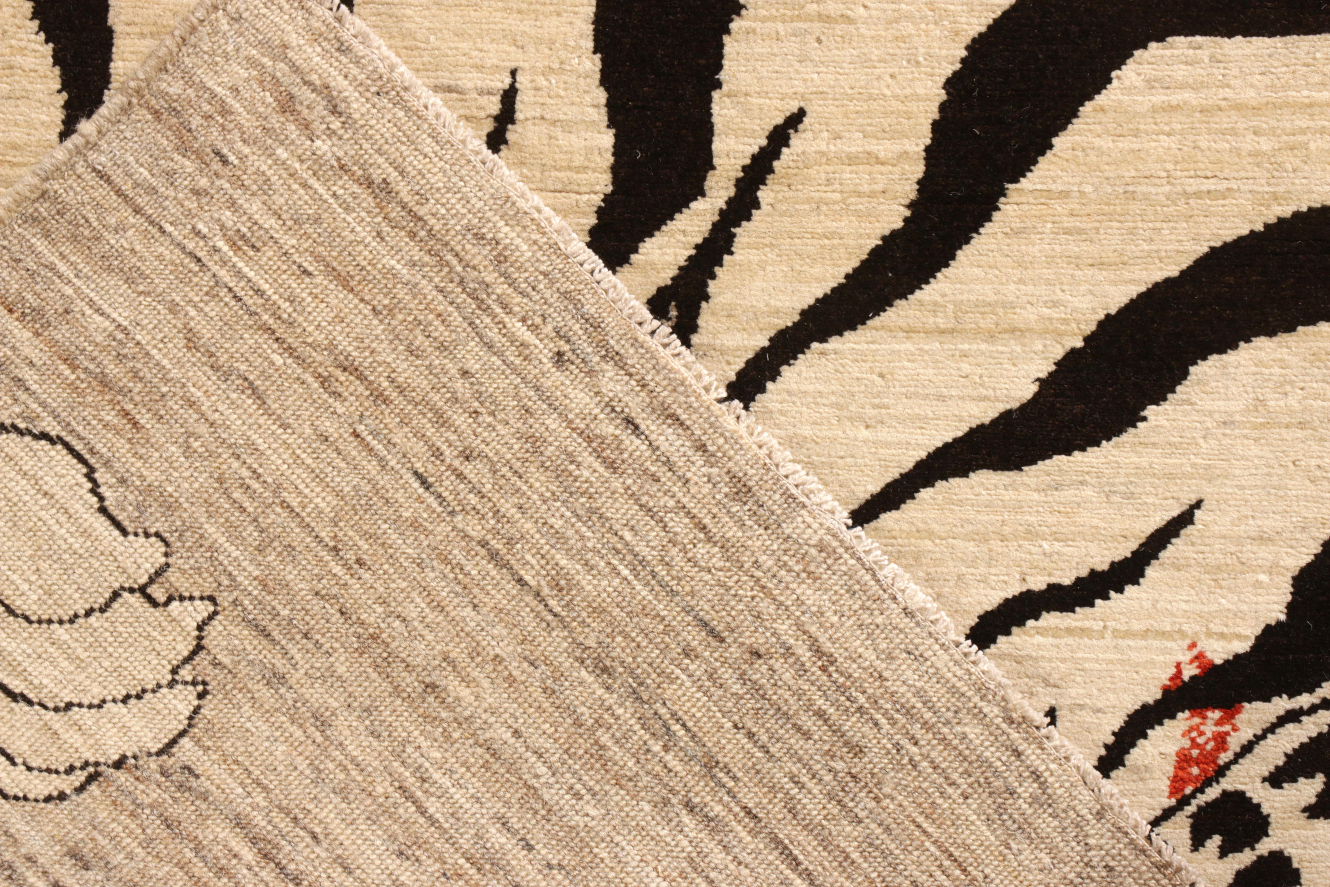 Alfombra Tigre de estilo clásico de Rug & Kilim con dibujo pictórico en blanco y gris en Nuevo estado para la venta en Long Island City, NY