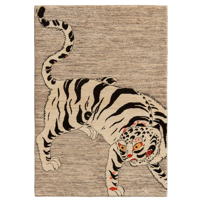 Tapis and Kilims - Tapis tigre de style classique en blanc et gris à motif  pictural En vente sur 1stDibs