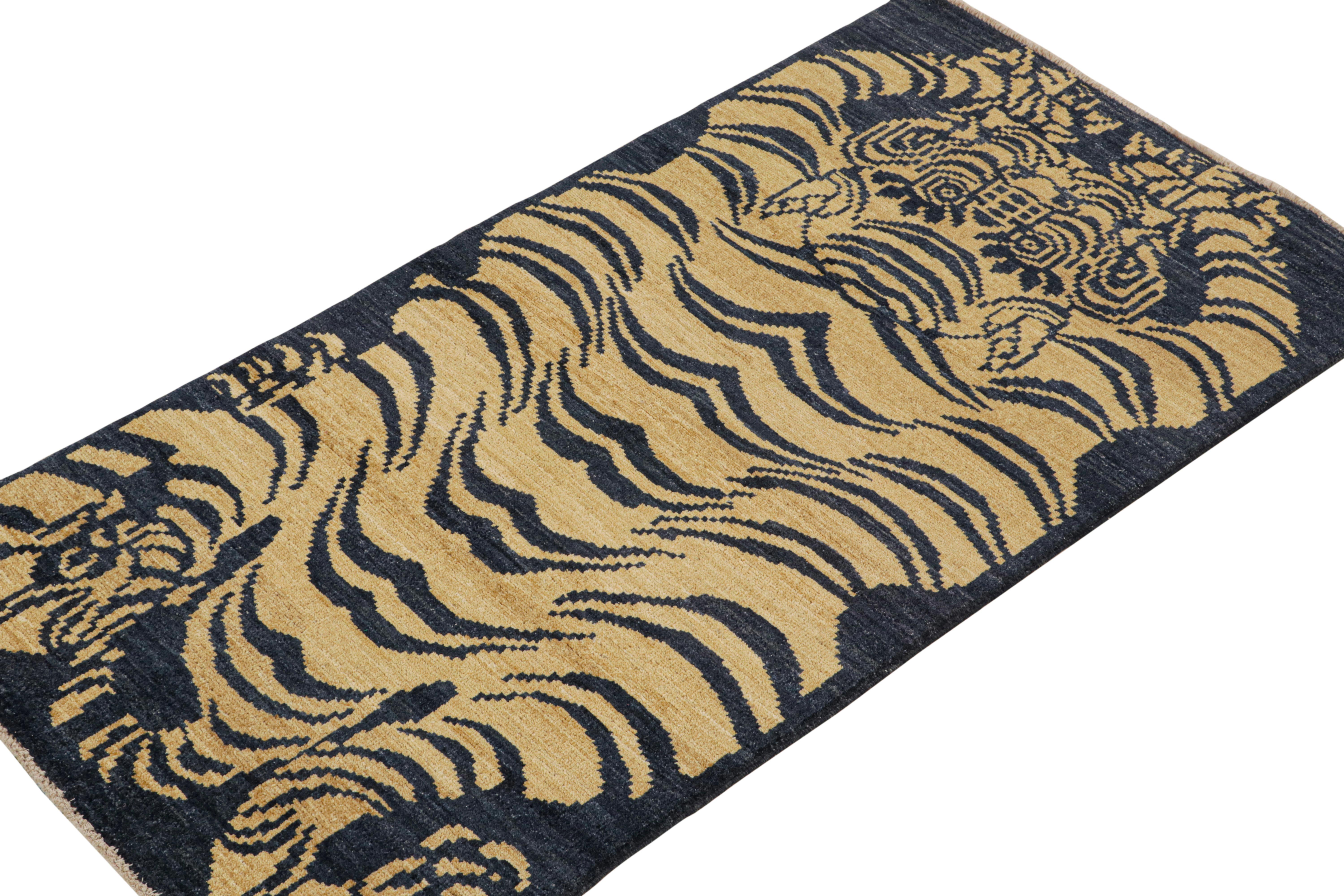 Pakistanais Tapis & Kilim's Classic Style Tiger Runner in Navy Blue and Gold Pictorial (en anglais) en vente