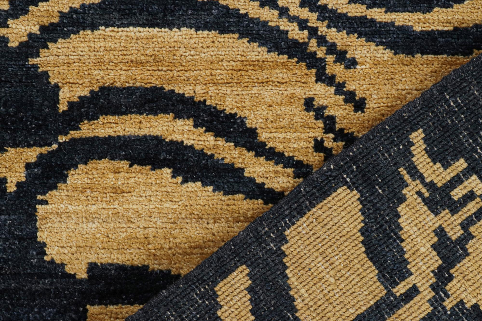 Rug & Kilim’s Classic Style Tiger Runner in Navy Blue and Gold Pictorial In New Condition For Sale In Long Island City, NY
